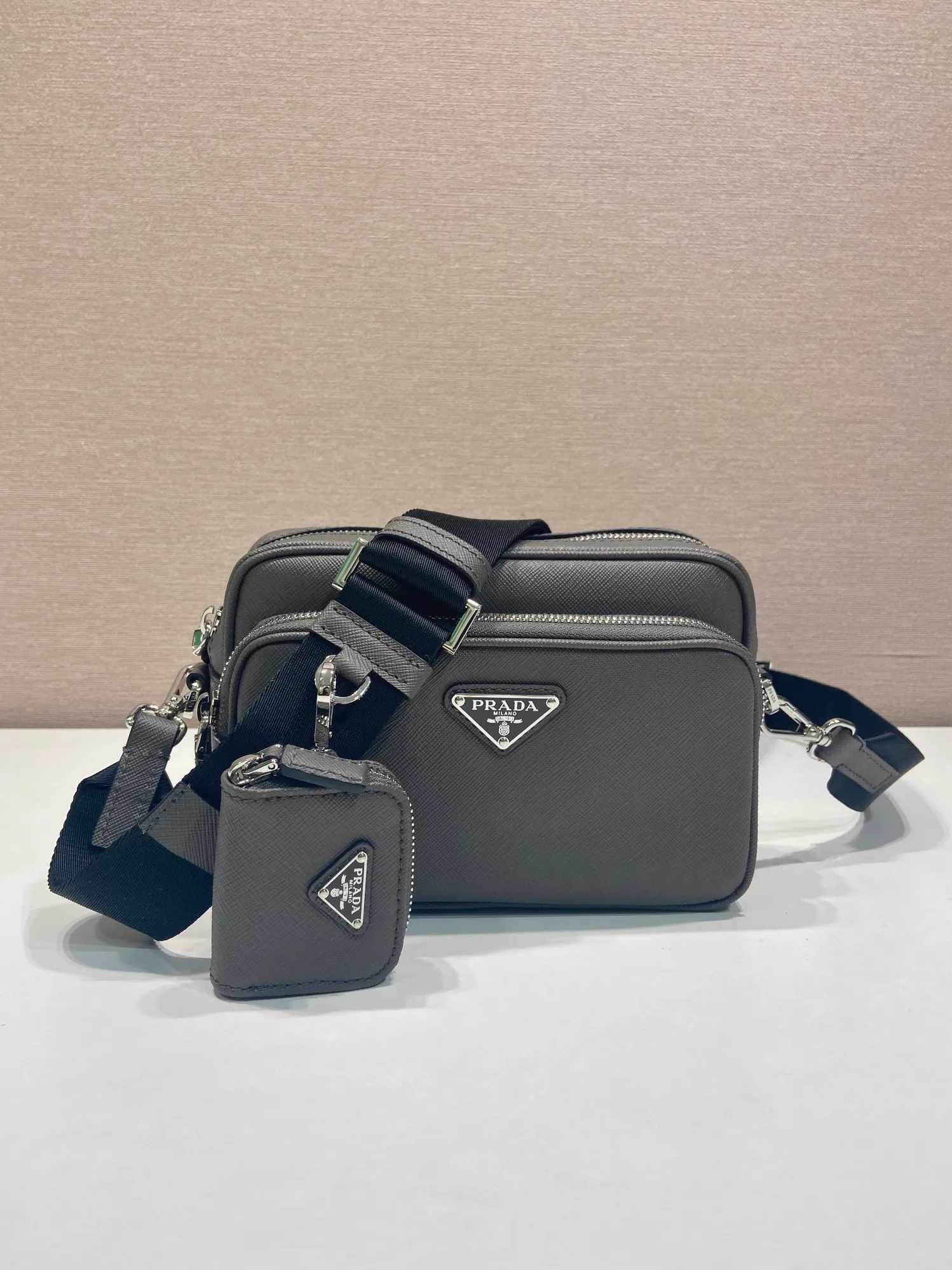 💰1640🎉New style🎉2VH170🎉🎉New color This shoulder bag is made of Saffiano leather, and its simple lines highlight a striking style. The iconic Saffiano leather material is synonymous with luxury and a status symbol of traditional Italian leather goods manufacturing craftsmanship. Equipped with a detachable leather pouch and enamel-coated triangle logo, and a detachable and adjustable nylon long shoulder strap, it is more simple and elegant. Get it now🎉🎉 Length 20x Height 13.5x Bottom 7cm🎉🎉🎉👏👏👏