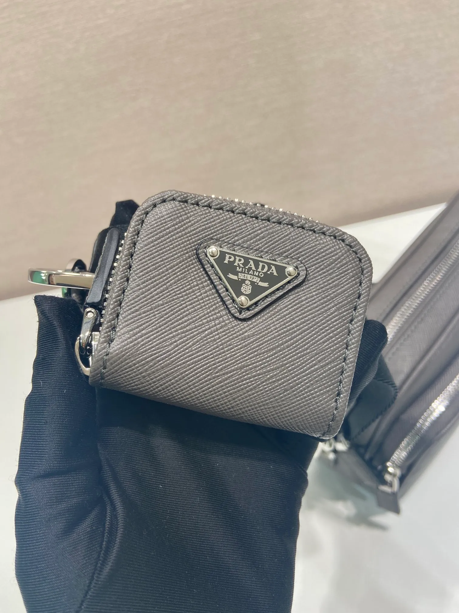 💰1640🎉New style🎉2VH170🎉🎉New color This shoulder bag is made of Saffiano leather, and its simple lines highlight a striking style. The iconic Saffiano leather material is synonymous with luxury and a status symbol of traditional Italian leather goods manufacturing craftsmanship. Equipped with a detachable leather pouch and enamel-coated triangle logo, and a detachable and adjustable nylon long shoulder strap, it is more simple and elegant. Get it now🎉🎉 Length 20x Height 13.5x Bottom 7cm🎉🎉🎉👏👏👏