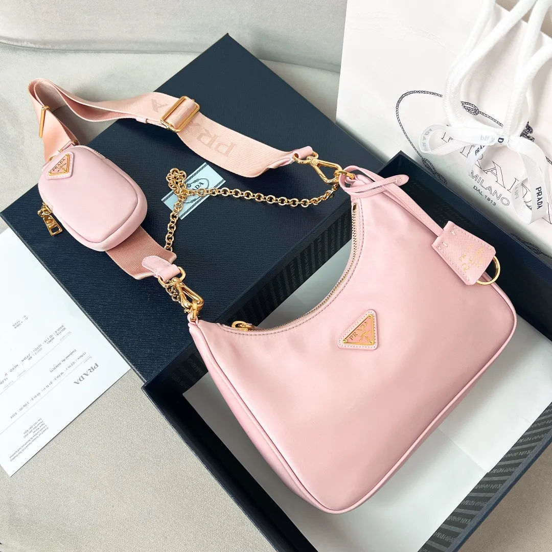 💰1000🌟New product Hobo three-in-one gold buckle 1BH204 Hobo three-in-one has become a mainstream fashion trend! Super versatile and good-looking, fashionable people must buy it! It is not only practical, lightweight but also beautiful. The detachable pouch hanging ornaments and spacious internal compartments are simply great👏... Unisex style for both men and women🉑️ Hand-held, shoulder and cross-body style with three uses, the new favorite of fashion trendsetters. The perfect details are comparable to brick cabinets. Super 5🌟Review Size: 22*18*6.5