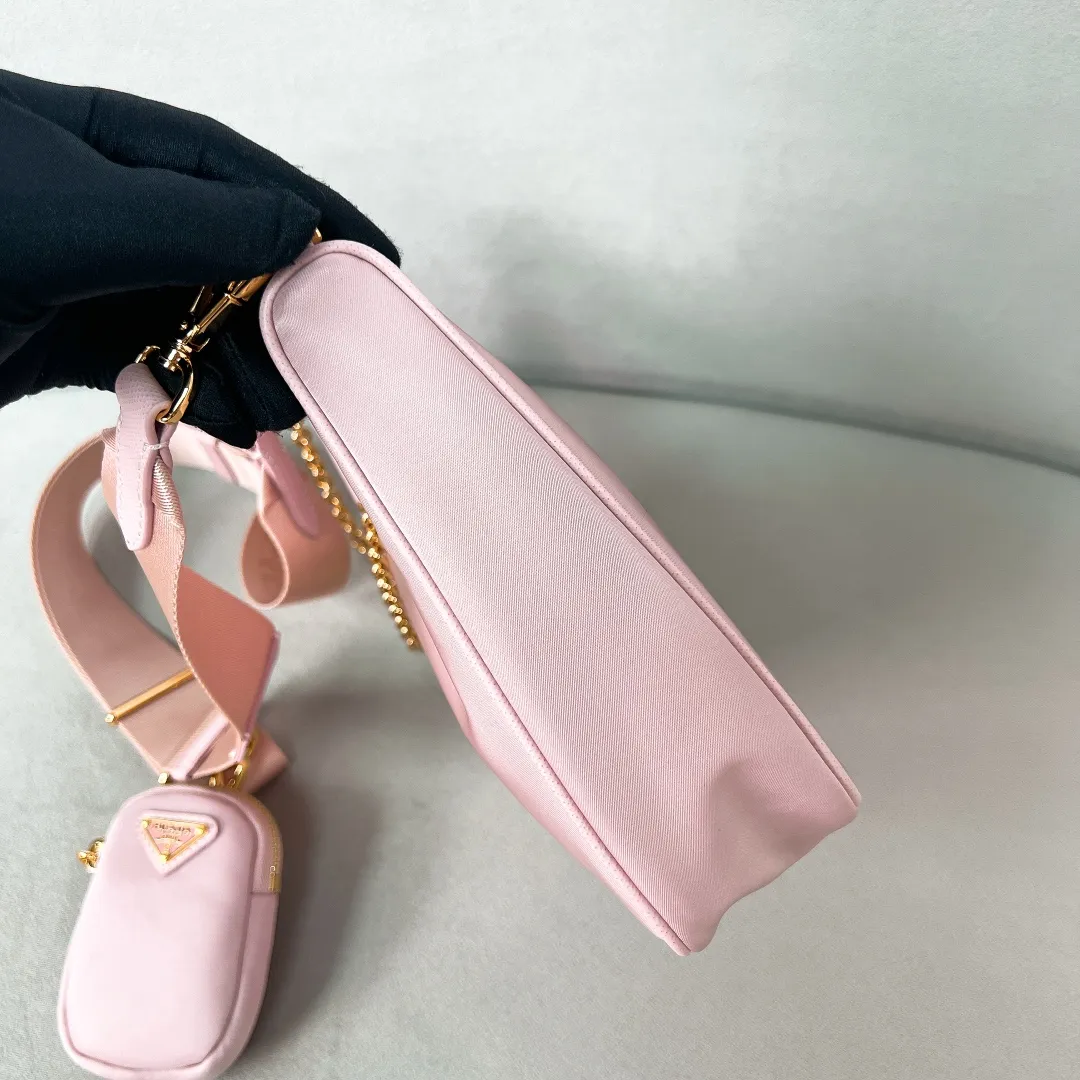 💰1000🌟New product Hobo three-in-one gold buckle 1BH204 Hobo three-in-one has become a mainstream fashion trend! Super versatile and good-looking, fashionable people must buy it! It is not only practical, lightweight but also beautiful. The detachable pouch hanging ornaments and spacious internal compartments are simply great👏... Unisex style for both men and women🉑️ Hand-held, shoulder and cross-body style with three uses, the new favorite of fashion trendsetters. The perfect details are comparable to brick cabinets. Super 5🌟Review Size: 22*18*6.5