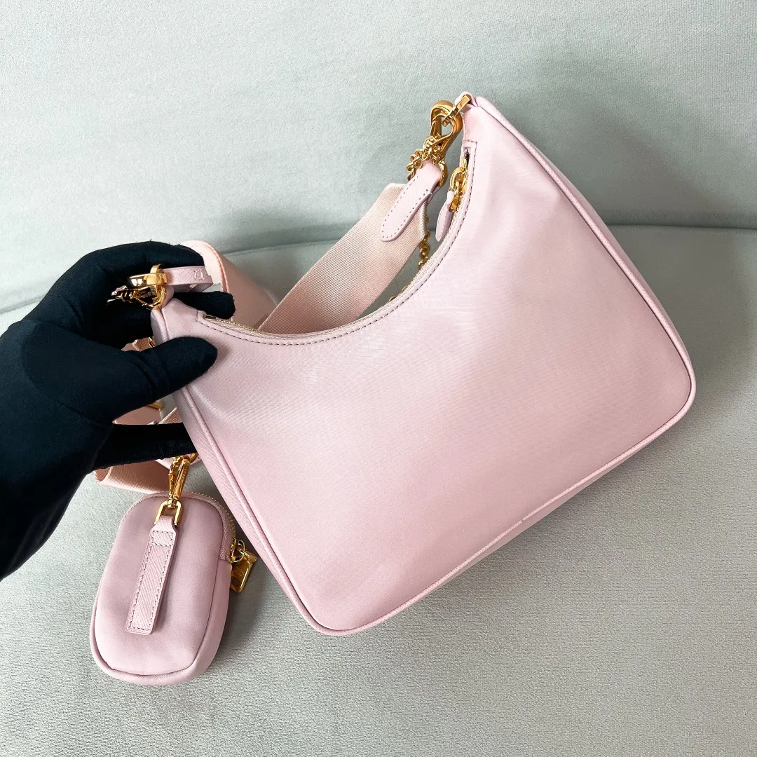 💰1000🌟New product Hobo three-in-one gold buckle 1BH204 Hobo three-in-one has become a mainstream fashion trend! Super versatile and good-looking, fashionable people must buy it! It is not only practical, lightweight but also beautiful. The detachable pouch hanging ornaments and spacious internal compartments are simply great👏... Unisex style for both men and women🉑️ Hand-held, shoulder and cross-body style with three uses, the new favorite of fashion trendsetters. The perfect details are comparable to brick cabinets. Super 5🌟Review Size: 22*18*6.5