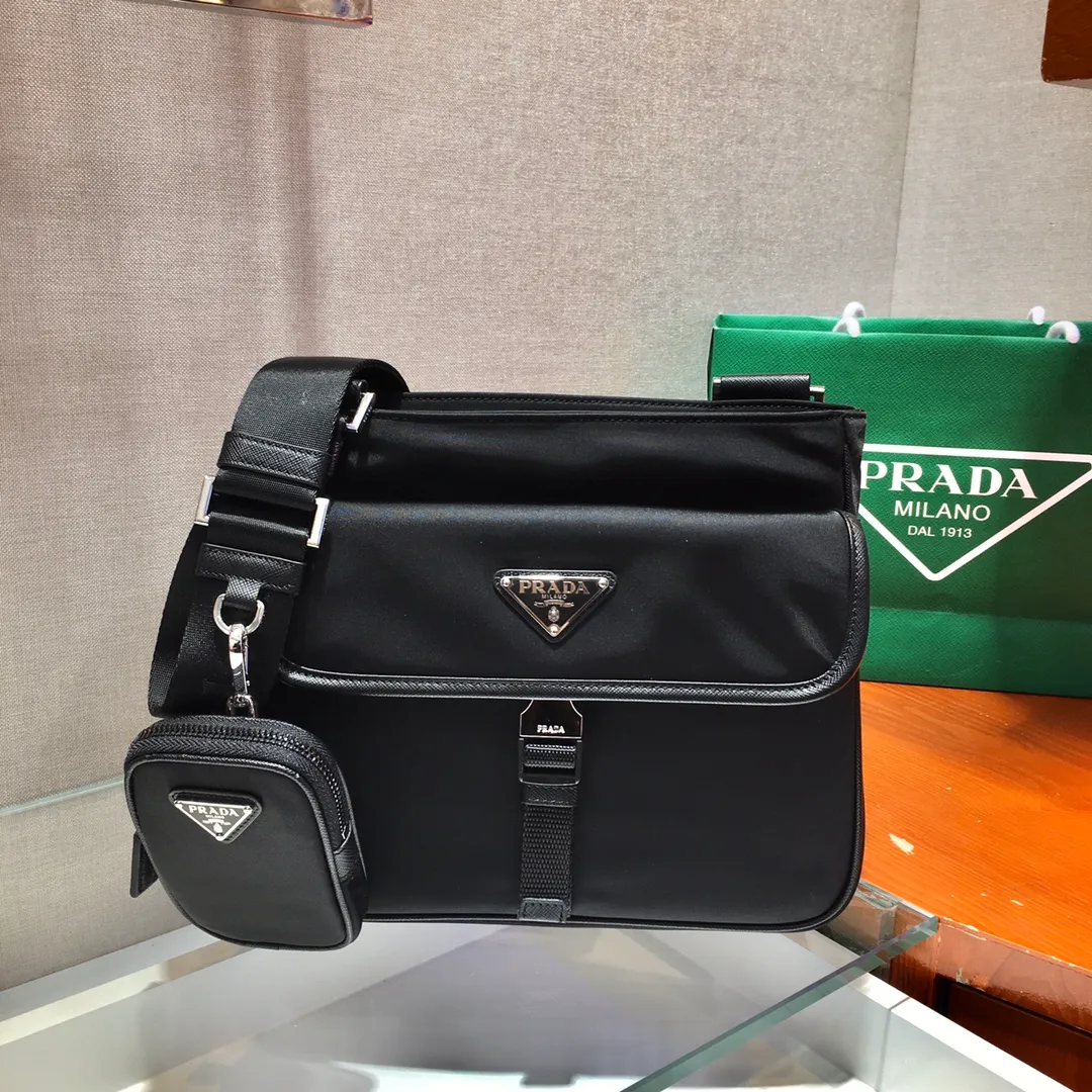 💰1020🎉New three-in-one🎉New three-in-one combination men's cross-body bag🎉Model number: 2VH110😘 The most representative nylon triangle logo element Simple latest triangle logo decoration without compressing space , with many compartments😘At the same time, there is also a small hanging bag hanging on the shoulder strap, which can also be hung on the trousers as an accessory. The overall design is low-key, luxurious and versatile. The commuter bag can be casual or cool😎It is practical, fashionable and super tasteful when carried on the back. If you like it, hurry up and get it. It is a three-in-one that will never go out of style👏👏 Length 25x height 22x7cm👏👏👏💰💰💰