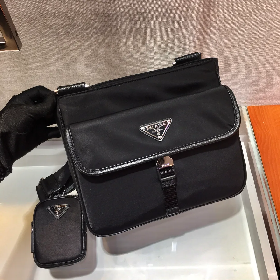 💰1020🎉New three-in-one🎉New three-in-one combination men's cross-body bag🎉Model number: 2VH110😘 The most representative nylon triangle logo element Simple latest triangle logo decoration without compressing space , with many compartments😘At the same time, there is also a small hanging bag hanging on the shoulder strap, which can also be hung on the trousers as an accessory. The overall design is low-key, luxurious and versatile. The commuter bag can be casual or cool😎It is practical, fashionable and super tasteful when carried on the back. If you like it, hurry up and get it. It is a three-in-one that will never go out of style👏👏 Length 25x height 22x7cm👏👏👏💰💰💰