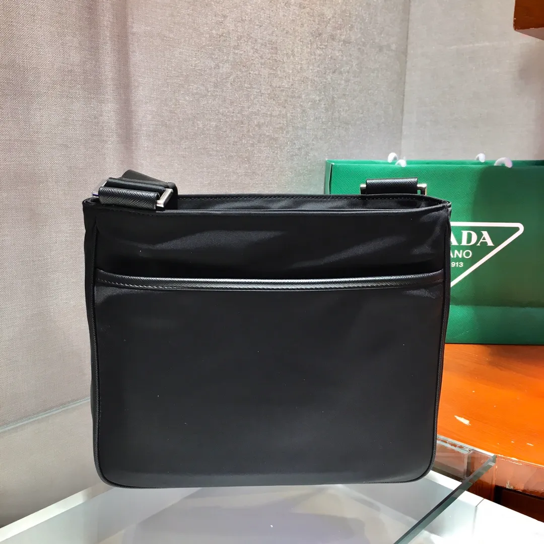 💰1020🎉New three-in-one🎉New three-in-one combination men's cross-body bag🎉Model number: 2VH110😘 The most representative nylon triangle logo element Simple latest triangle logo decoration without compressing space , with many compartments😘At the same time, there is also a small hanging bag hanging on the shoulder strap, which can also be hung on the trousers as an accessory. The overall design is low-key, luxurious and versatile. The commuter bag can be casual or cool😎It is practical, fashionable and super tasteful when carried on the back. If you like it, hurry up and get it. It is a three-in-one that will never go out of style👏👏 Length 25x height 22x7cm👏👏👏💰💰💰