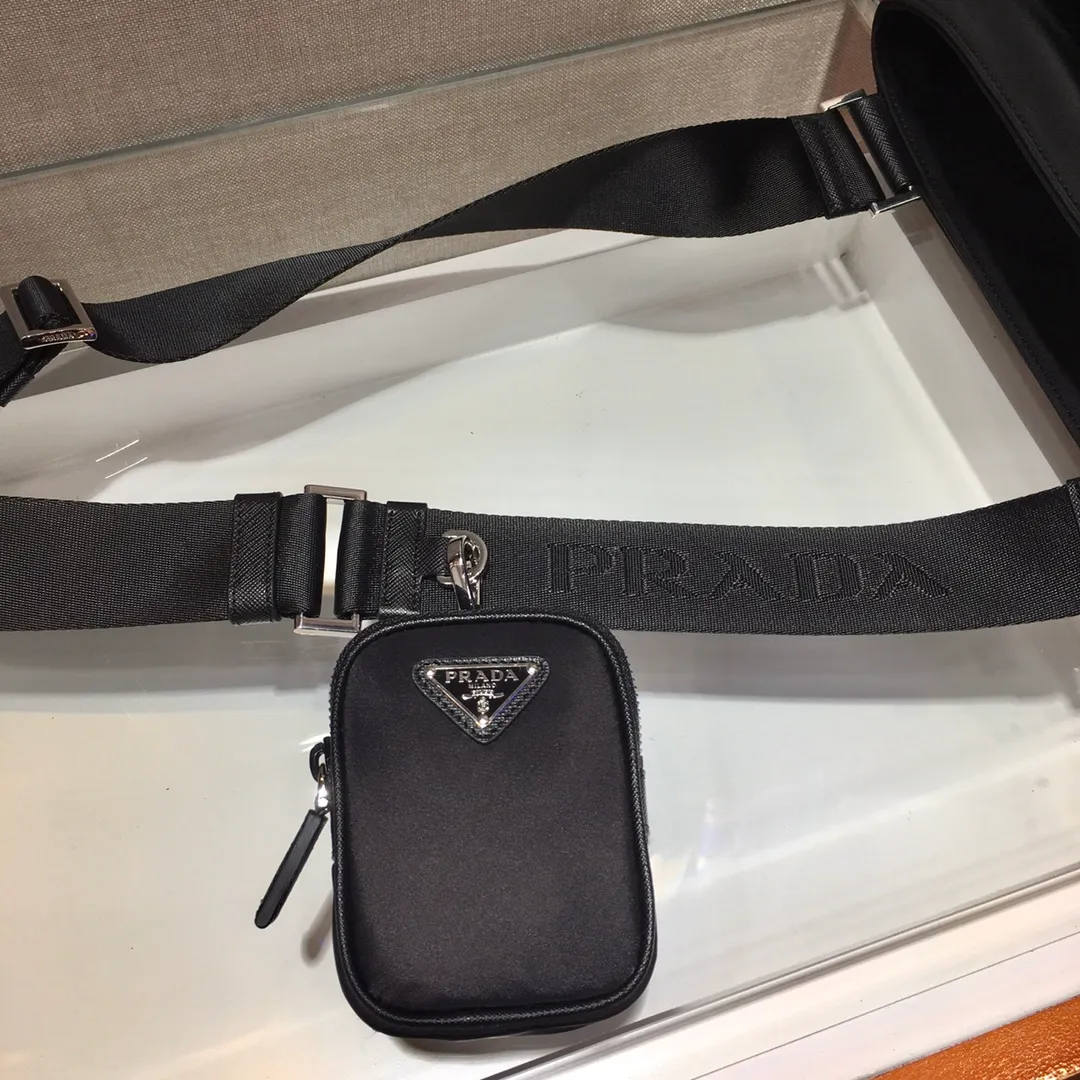 💰1020🎉New three-in-one🎉New three-in-one combination men's cross-body bag🎉Model number: 2VH110😘 The most representative nylon triangle logo element Simple latest triangle logo decoration without compressing space , with many compartments😘At the same time, there is also a small hanging bag hanging on the shoulder strap, which can also be hung on the trousers as an accessory. The overall design is low-key, luxurious and versatile. The commuter bag can be casual or cool😎It is practical, fashionable and super tasteful when carried on the back. If you like it, hurry up and get it. It is a three-in-one that will never go out of style👏👏 Length 25x height 22x7cm👏👏👏💰💰💰