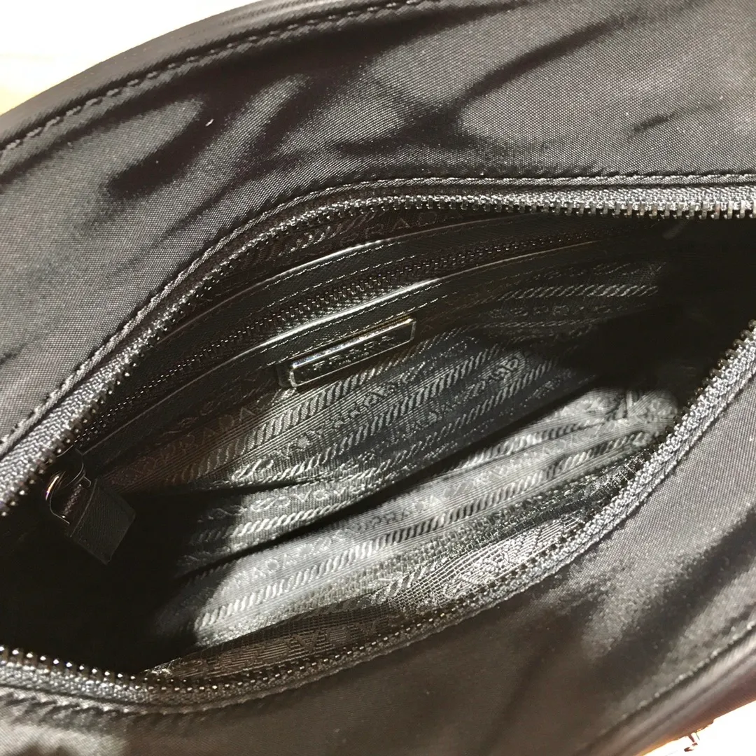 💰1020🎉New three-in-one🎉New three-in-one combination men's cross-body bag🎉Model number: 2VH110😘 The most representative nylon triangle logo element Simple latest triangle logo decoration without compressing space , with many compartments😘At the same time, there is also a small hanging bag hanging on the shoulder strap, which can also be hung on the trousers as an accessory. The overall design is low-key, luxurious and versatile. The commuter bag can be casual or cool😎It is practical, fashionable and super tasteful when carried on the back. If you like it, hurry up and get it. It is a three-in-one that will never go out of style👏👏 Length 25x height 22x7cm👏👏👏💰💰💰