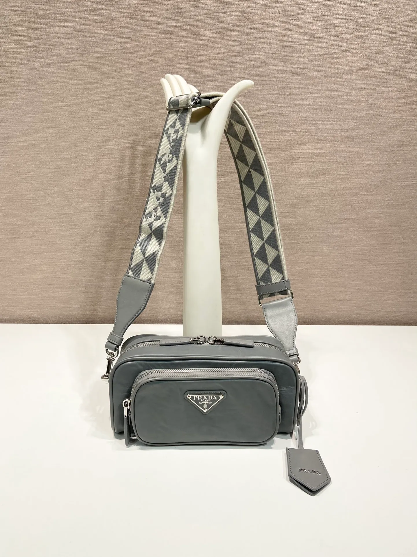 💰1640🎉New Boston🎉1BH198 catwalk style🎉🎉 This casual and classic handbag is made of soft sheepskin inside and out. The hand-made pleat effect is particularly fashionable. It is equipped with a detachable printed embroidered webbing. The body is equipped with a front pocket design and large capacity. It was also unveiled in the 2023 spring and summer series fashion show. The upper body effect must be eye-catching. Babies, hurry up and get it🎉🎉 Length 22x Height 10.5x Bottom 7cm🎉