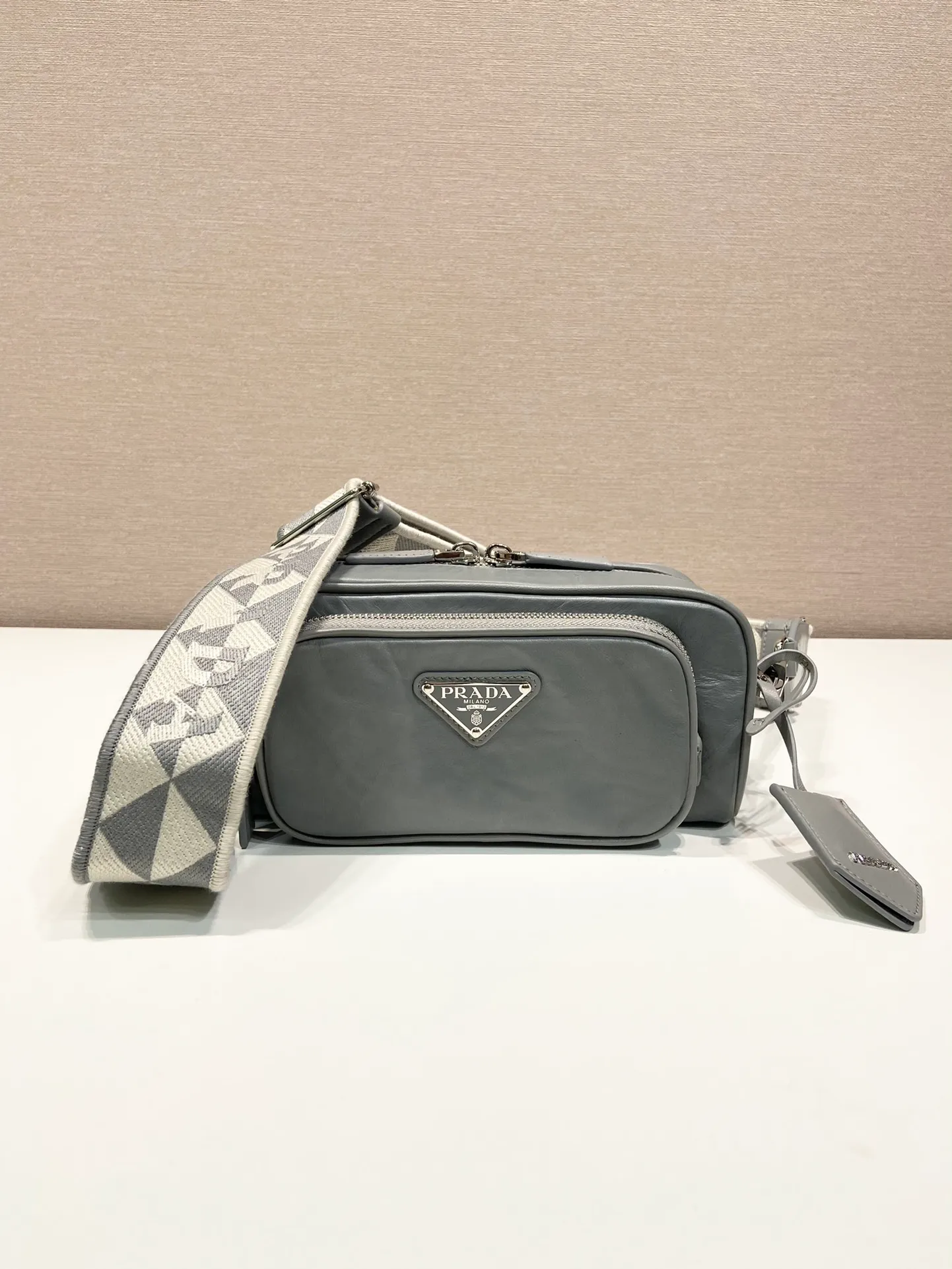 💰1640🎉New Boston🎉1BH198 catwalk style🎉🎉 This casual and classic handbag is made of soft sheepskin inside and out. The hand-made pleat effect is particularly fashionable. It is equipped with a detachable printed embroidered webbing. The body is equipped with a front pocket design and large capacity. It was also unveiled in the 2023 spring and summer series fashion show. The upper body effect must be eye-catching. Babies, hurry up and get it🎉🎉 Length 22x Height 10.5x Bottom 7cm🎉