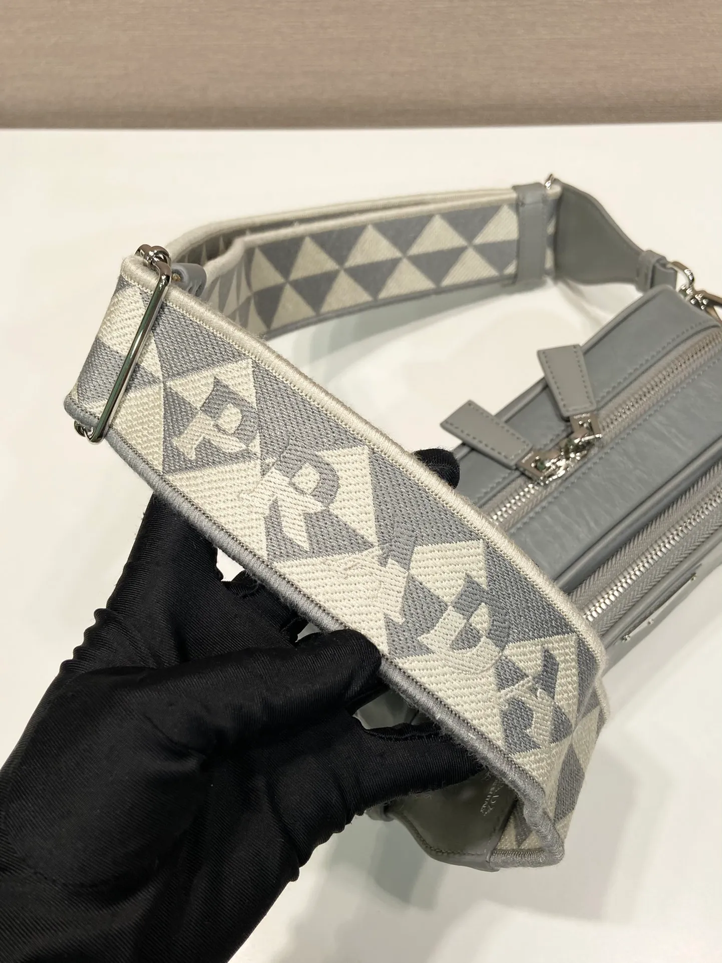 💰1640🎉New Boston🎉1BH198 catwalk style🎉🎉 This casual and classic handbag is made of soft sheepskin inside and out. The hand-made pleat effect is particularly fashionable. It is equipped with a detachable printed embroidered webbing. The body is equipped with a front pocket design and large capacity. It was also unveiled in the 2023 spring and summer series fashion show. The upper body effect must be eye-catching. Babies, hurry up and get it🎉🎉 Length 22x Height 10.5x Bottom 7cm🎉