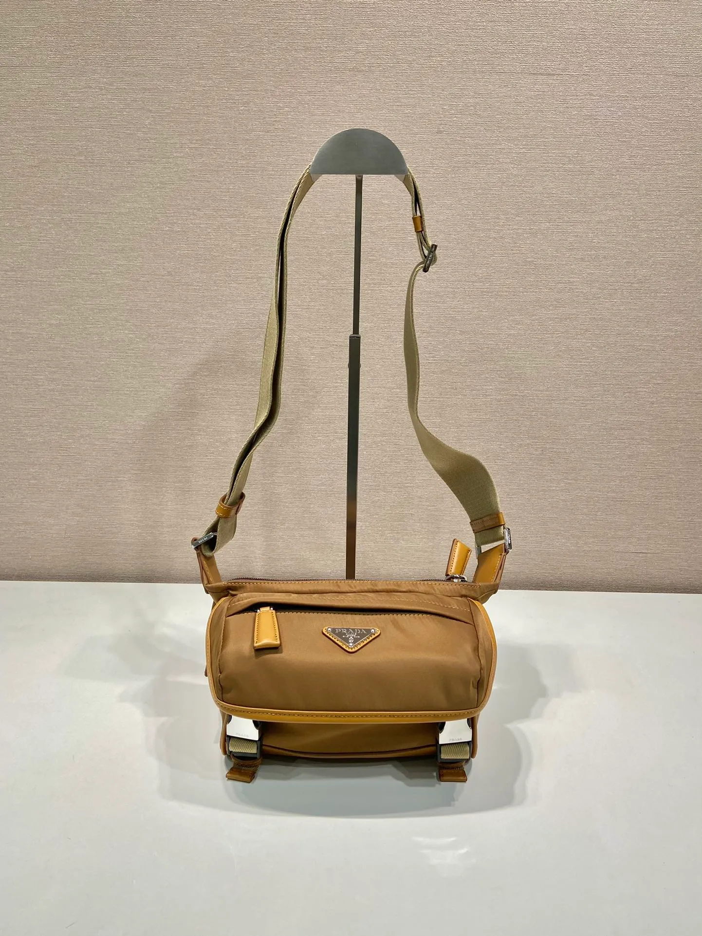 💰1120🎉Mini Messenger Bag🎉2VH171A Mini🎉🎉 This clamshell shoulder bag is made of iconic P family materials such as nylon and calfskin leather. The shoulder bag features internal and external pockets and is embellished with a triangular metal logo, combining functionality with brand style. The upper body effect is very cool😎, it is suitable for both men and women🎉🎉Simple and elegant😘Hurry up and get it🎉🎉 Length 20x Height 13x Bottom 9cm🎉🎉👏👏