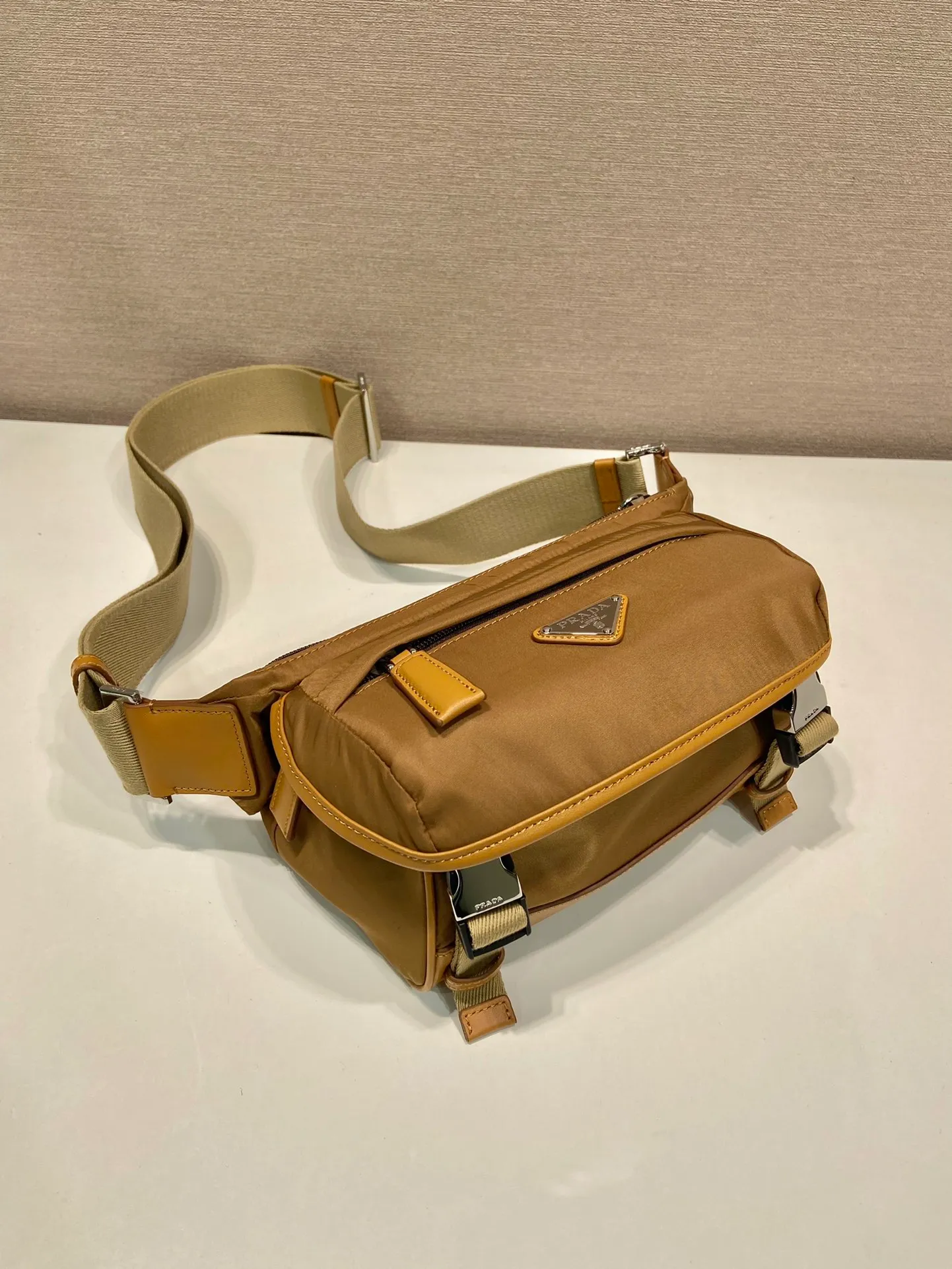 💰1120🎉Mini Messenger Bag🎉2VH171A Mini🎉🎉 This clamshell shoulder bag is made of iconic P family materials such as nylon and calfskin leather. The shoulder bag features internal and external pockets and is embellished with a triangular metal logo, combining functionality with brand style. The upper body effect is very cool😎, it is suitable for both men and women🎉🎉Simple and elegant😘Hurry up and get it🎉🎉 Length 20x Height 13x Bottom 9cm🎉🎉👏👏