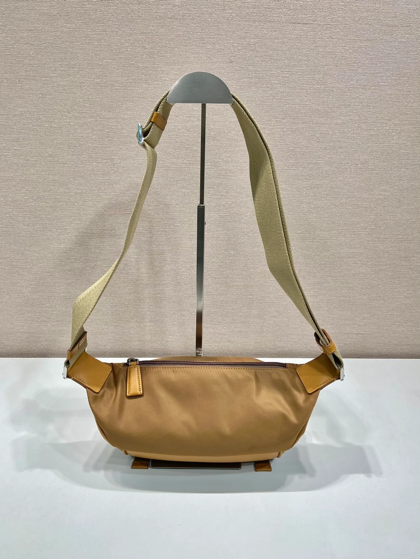 💰1120🎉Mini Messenger Bag🎉2VH171A Mini🎉🎉 This clamshell shoulder bag is made of iconic P family materials such as nylon and calfskin leather. The shoulder bag features internal and external pockets and is embellished with a triangular metal logo, combining functionality with brand style. The upper body effect is very cool😎, it is suitable for both men and women🎉🎉Simple and elegant😘Hurry up and get it🎉🎉 Length 20x Height 13x Bottom 9cm🎉🎉👏👏