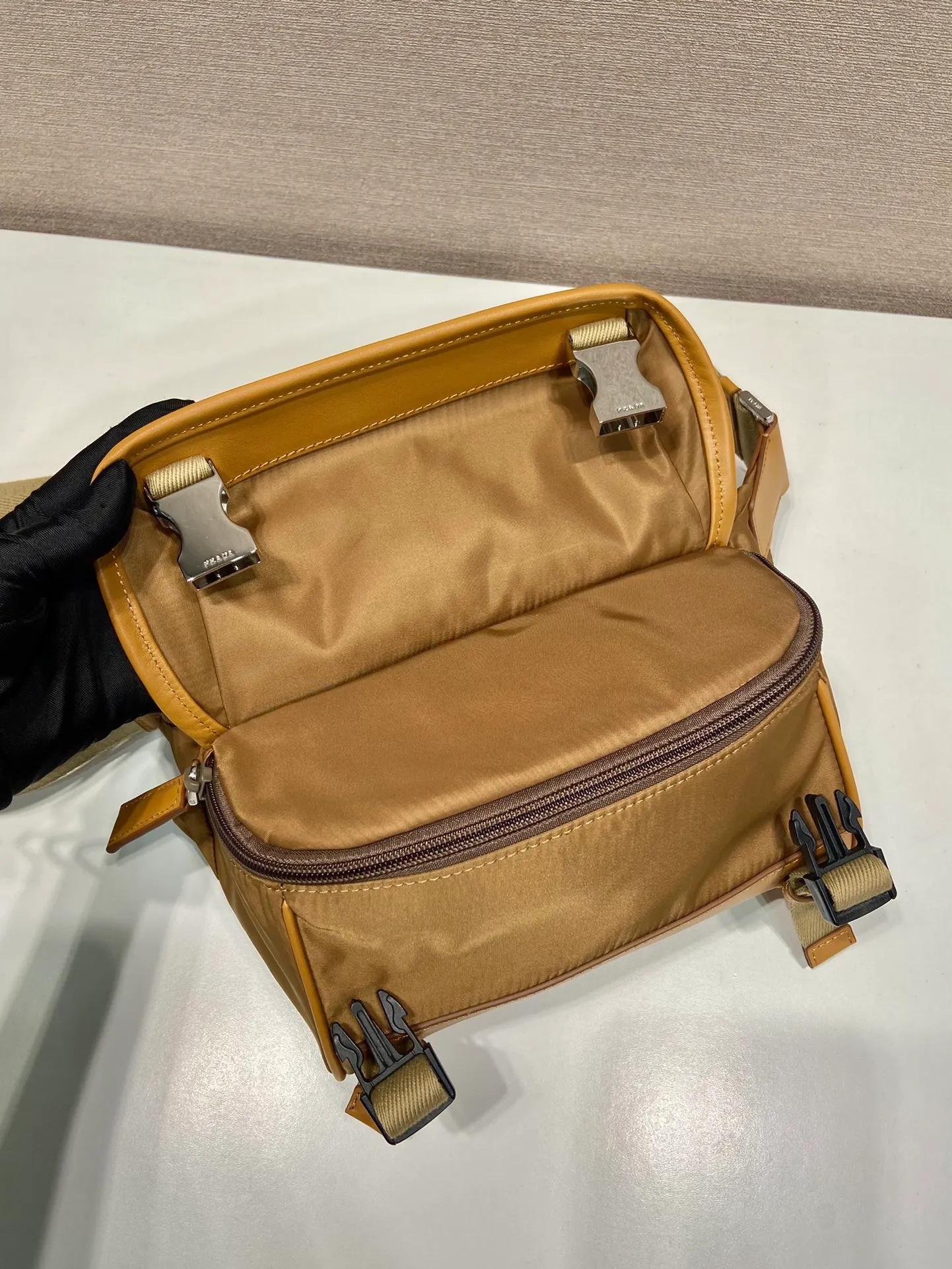 💰1120🎉Mini Messenger Bag🎉2VH171A Mini🎉🎉 This clamshell shoulder bag is made of iconic P family materials such as nylon and calfskin leather. The shoulder bag features internal and external pockets and is embellished with a triangular metal logo, combining functionality with brand style. The upper body effect is very cool😎, it is suitable for both men and women🎉🎉Simple and elegant😘Hurry up and get it🎉🎉 Length 20x Height 13x Bottom 9cm🎉🎉👏👏