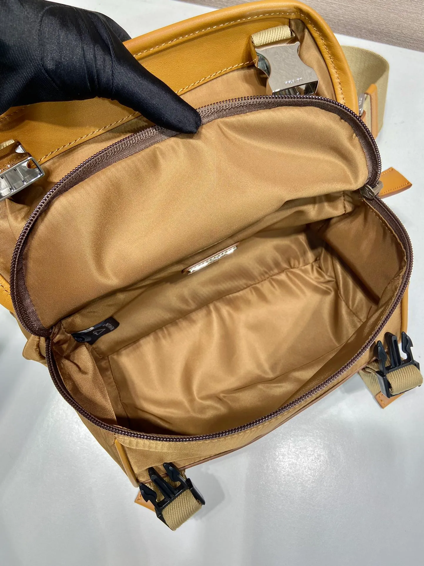 💰1120🎉Mini Messenger Bag🎉2VH171A Mini🎉🎉 This clamshell shoulder bag is made of iconic P family materials such as nylon and calfskin leather. The shoulder bag features internal and external pockets and is embellished with a triangular metal logo, combining functionality with brand style. The upper body effect is very cool😎, it is suitable for both men and women🎉🎉Simple and elegant😘Hurry up and get it🎉🎉 Length 20x Height 13x Bottom 9cm🎉🎉👏👏
