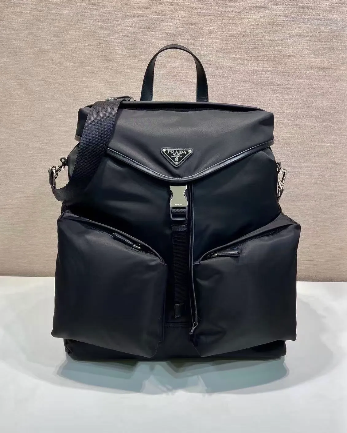 💰1700🎉New catwalk model🎉2VZ108A shoulder bag/shoulder bag🎉🎉 This catwalk style backpack is made of imported nylon fabric, calfskin and top-grade hardware. It has a front buckle/flap and 2 pocket design. It is equipped with a detachable nylon shoulder strap. The back can be carried on both shoulders and inserted into a trolley case. It has many compartments and a lot of space. It is no problem for daily carrying and business trips. It is fashionable and practical. Get it now. Handsome guys👏👏 38cm long, 45cm tall and 18cm tall🎉🎉🎉👏👏👏