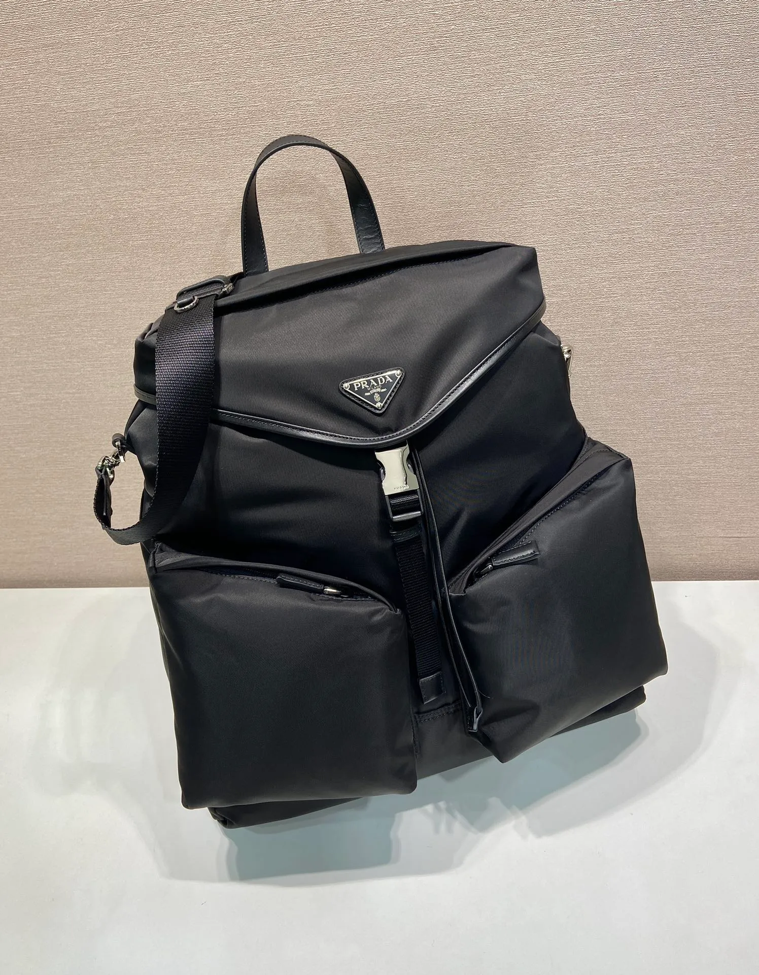 💰1700🎉New catwalk model🎉2VZ108A shoulder bag/shoulder bag🎉🎉 This catwalk style backpack is made of imported nylon fabric, calfskin and top-grade hardware. It has a front buckle/flap and 2 pocket design. It is equipped with a detachable nylon shoulder strap. The back can be carried on both shoulders and inserted into a trolley case. It has many compartments and a lot of space. It is no problem for daily carrying and business trips. It is fashionable and practical. Get it now. Handsome guys👏👏 38cm long, 45cm tall and 18cm tall🎉🎉🎉👏👏👏