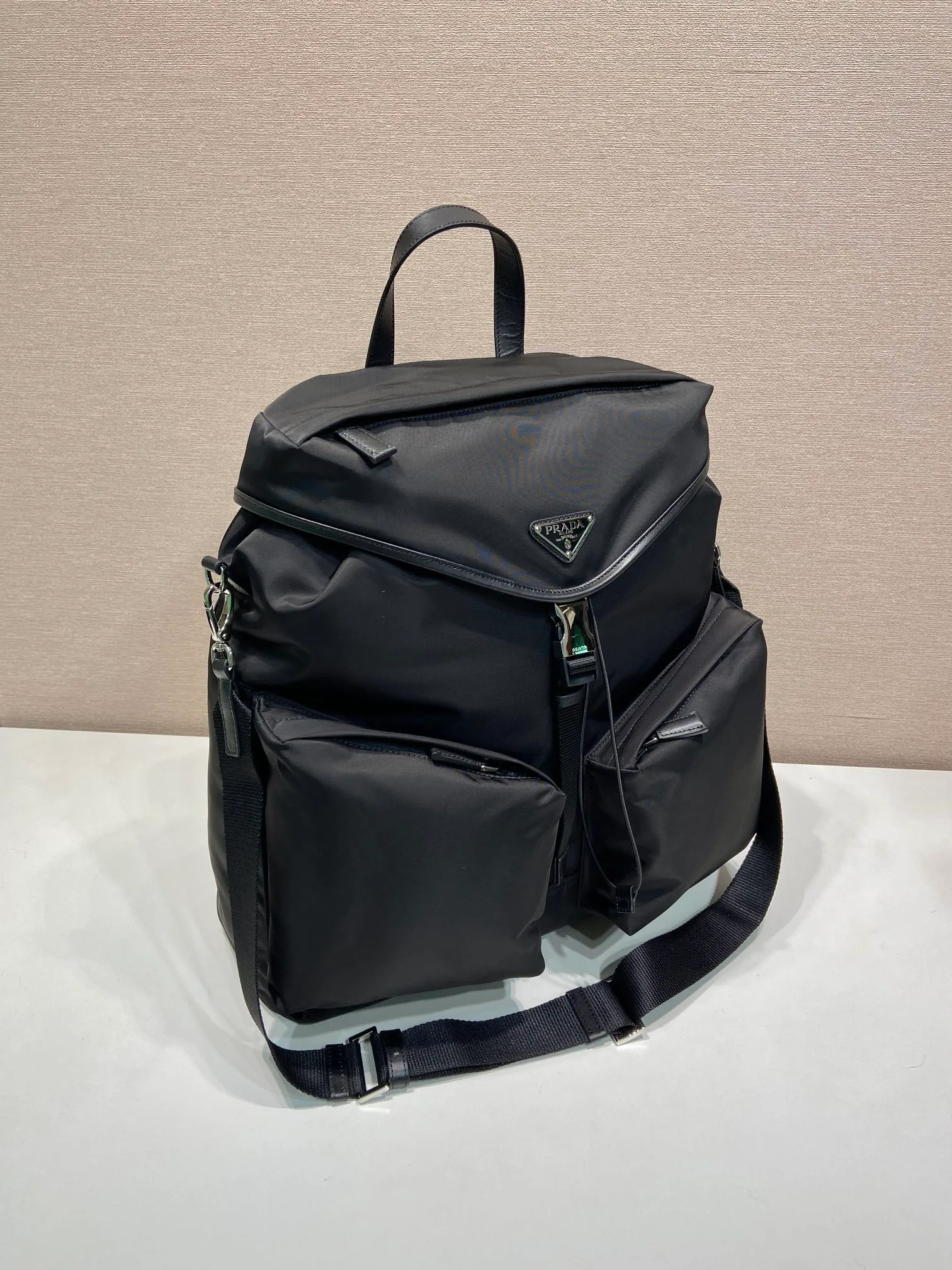 💰1700🎉New catwalk model🎉2VZ108A shoulder bag/shoulder bag🎉🎉 This catwalk style backpack is made of imported nylon fabric, calfskin and top-grade hardware. It has a front buckle/flap and 2 pocket design. It is equipped with a detachable nylon shoulder strap. The back can be carried on both shoulders and inserted into a trolley case. It has many compartments and a lot of space. It is no problem for daily carrying and business trips. It is fashionable and practical. Get it now. Handsome guys👏👏 38cm long, 45cm tall and 18cm tall🎉🎉🎉👏👏👏