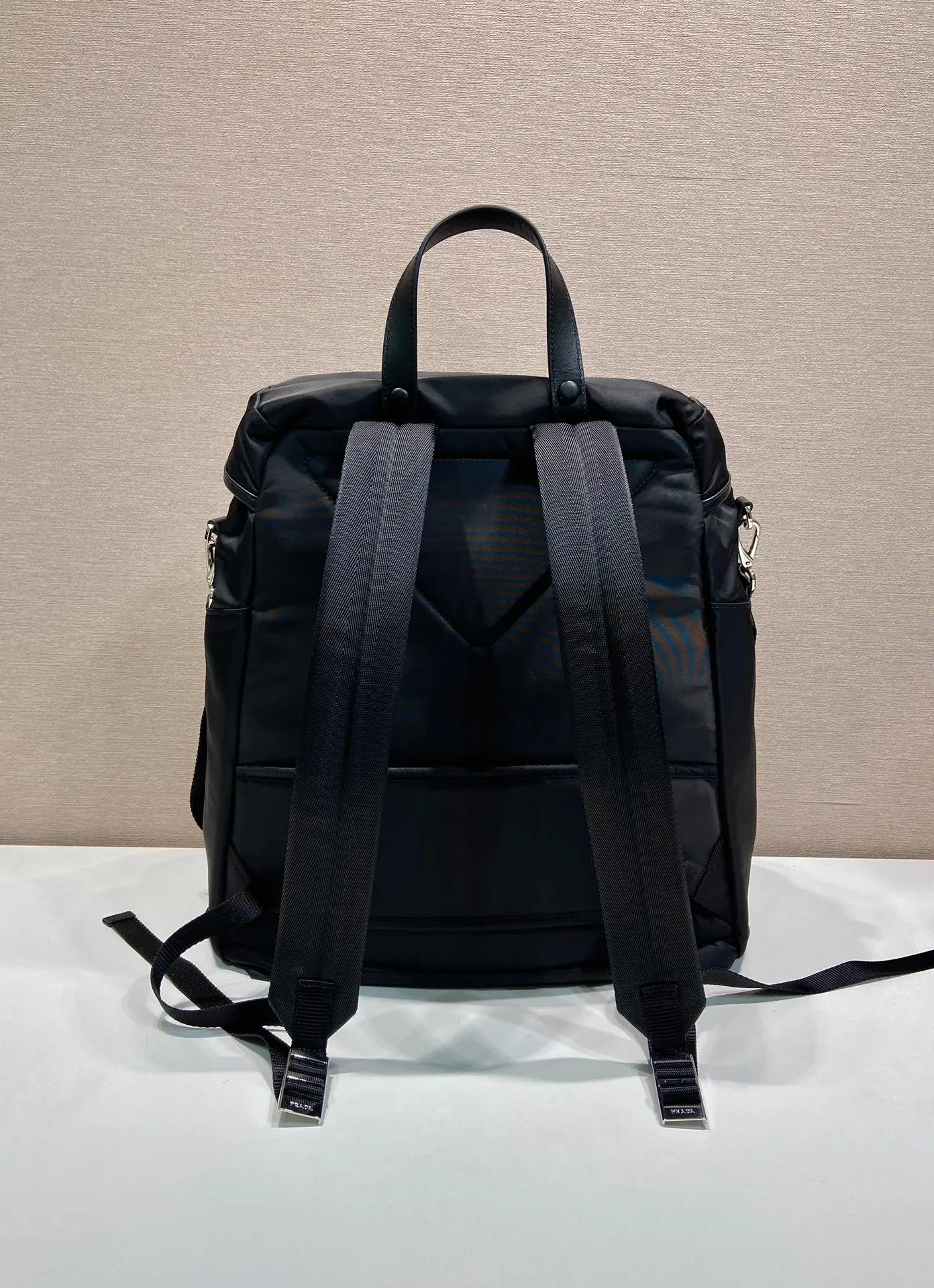 💰1700🎉New catwalk model🎉2VZ108A shoulder bag/shoulder bag🎉🎉 This catwalk style backpack is made of imported nylon fabric, calfskin and top-grade hardware. It has a front buckle/flap and 2 pocket design. It is equipped with a detachable nylon shoulder strap. The back can be carried on both shoulders and inserted into a trolley case. It has many compartments and a lot of space. It is no problem for daily carrying and business trips. It is fashionable and practical. Get it now. Handsome guys👏👏 38cm long, 45cm tall and 18cm tall🎉🎉🎉👏👏👏