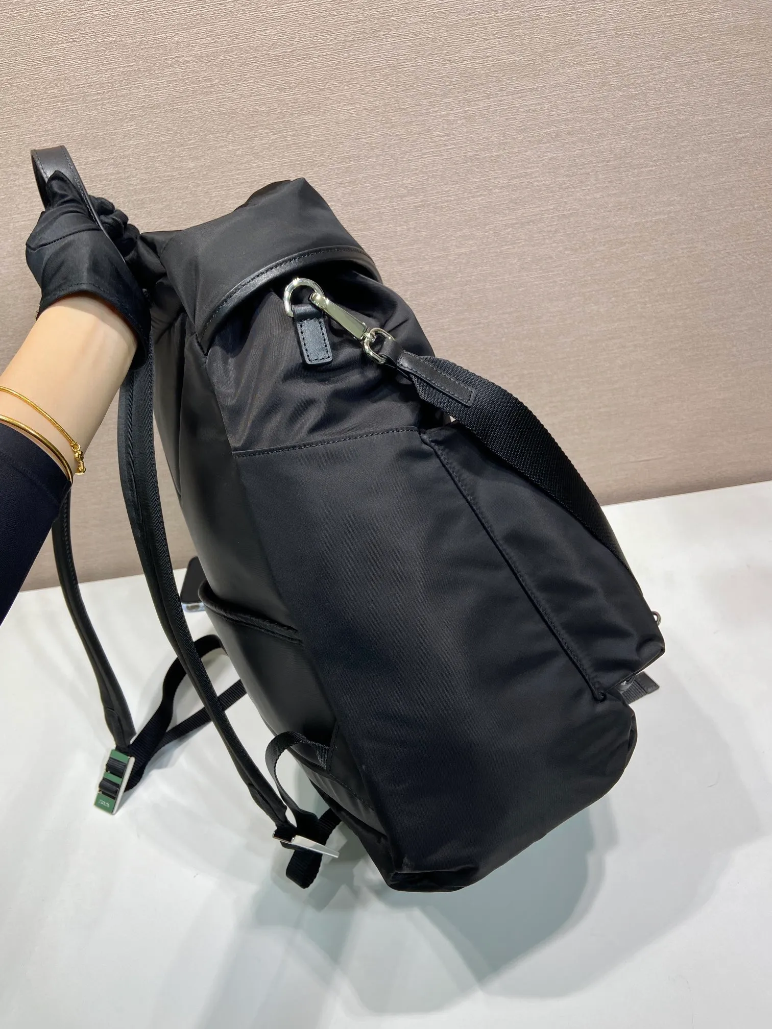 💰1700🎉New catwalk model🎉2VZ108A shoulder bag/shoulder bag🎉🎉 This catwalk style backpack is made of imported nylon fabric, calfskin and top-grade hardware. It has a front buckle/flap and 2 pocket design. It is equipped with a detachable nylon shoulder strap. The back can be carried on both shoulders and inserted into a trolley case. It has many compartments and a lot of space. It is no problem for daily carrying and business trips. It is fashionable and practical. Get it now. Handsome guys👏👏 38cm long, 45cm tall and 18cm tall🎉🎉🎉👏👏👏