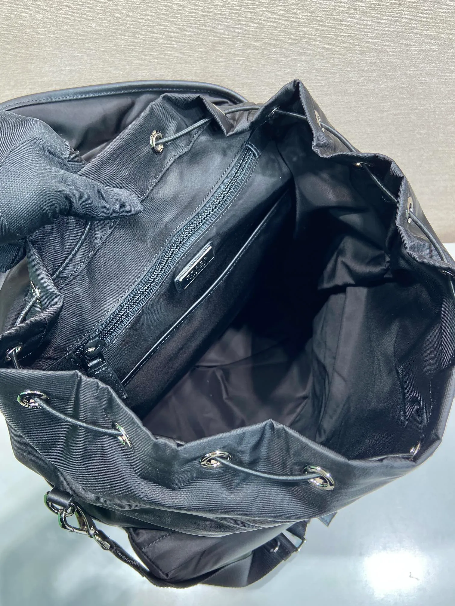 💰1700🎉New catwalk model🎉2VZ108A shoulder bag/shoulder bag🎉🎉 This catwalk style backpack is made of imported nylon fabric, calfskin and top-grade hardware. It has a front buckle/flap and 2 pocket design. It is equipped with a detachable nylon shoulder strap. The back can be carried on both shoulders and inserted into a trolley case. It has many compartments and a lot of space. It is no problem for daily carrying and business trips. It is fashionable and practical. Get it now. Handsome guys👏👏 38cm long, 45cm tall and 18cm tall🎉🎉🎉👏👏👏
