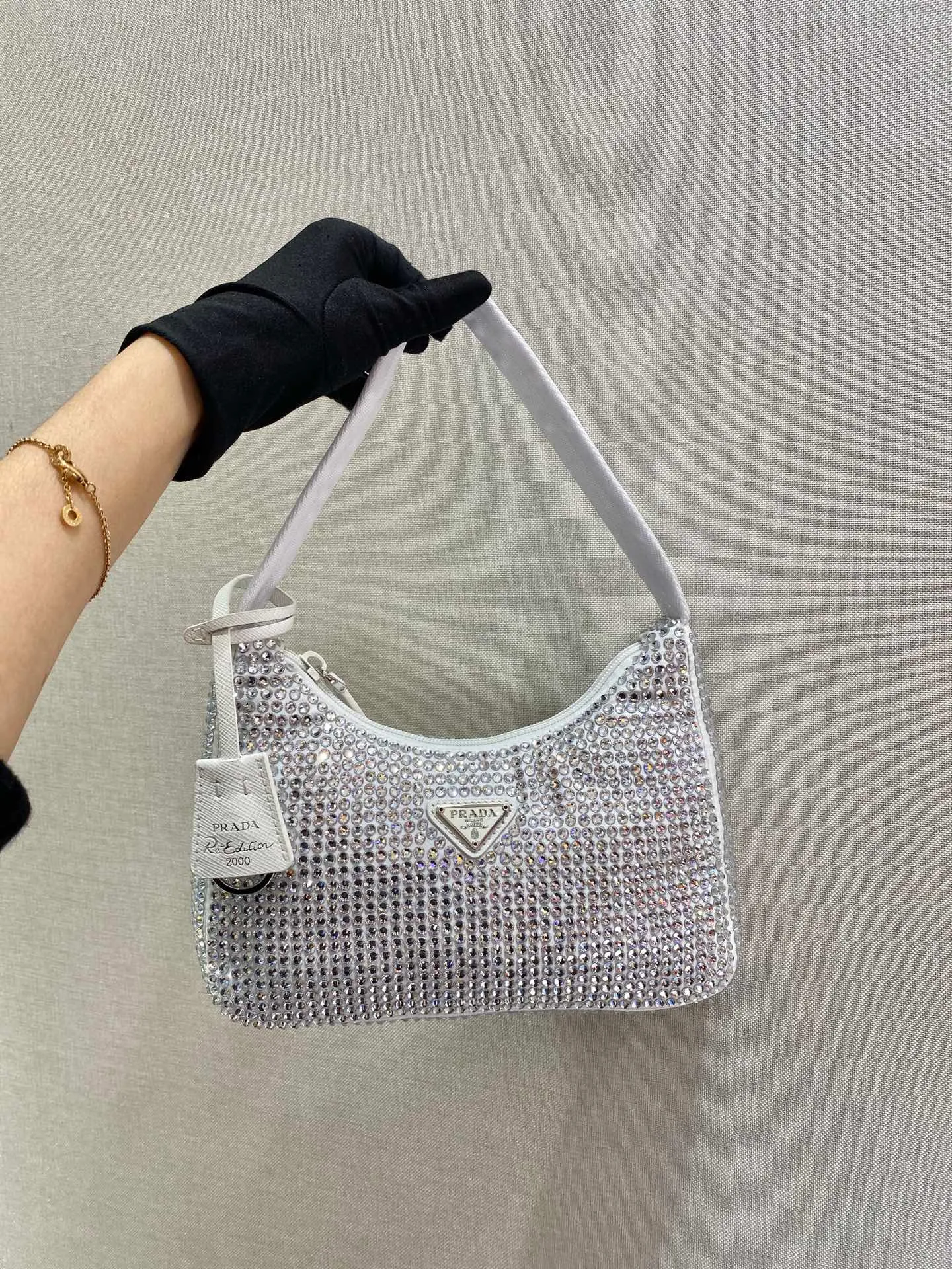 💰1000🎉Flash diamond Hobo🎉1NE515 flash diamond, the most beautiful and sparkling rhinestone Hobo 😘😘Imported diamond net. The sparkling appearance. The blingbling effect under the night light is very eye-catching. The rate of return is very high. 🙈🙈Everyone will praise you wherever you take it😘This kind of sparkling diamond bag is also very easy to match with clothes. It is so cute and cool. , suitable for any occasion, the popular elements of Hobo have always been recognized by Internet celebrities/celebrities, and it is a permanently popular Hobo🙊🙊worth buying👍beauties😘Length 23x Height 13x Bottom 5cm