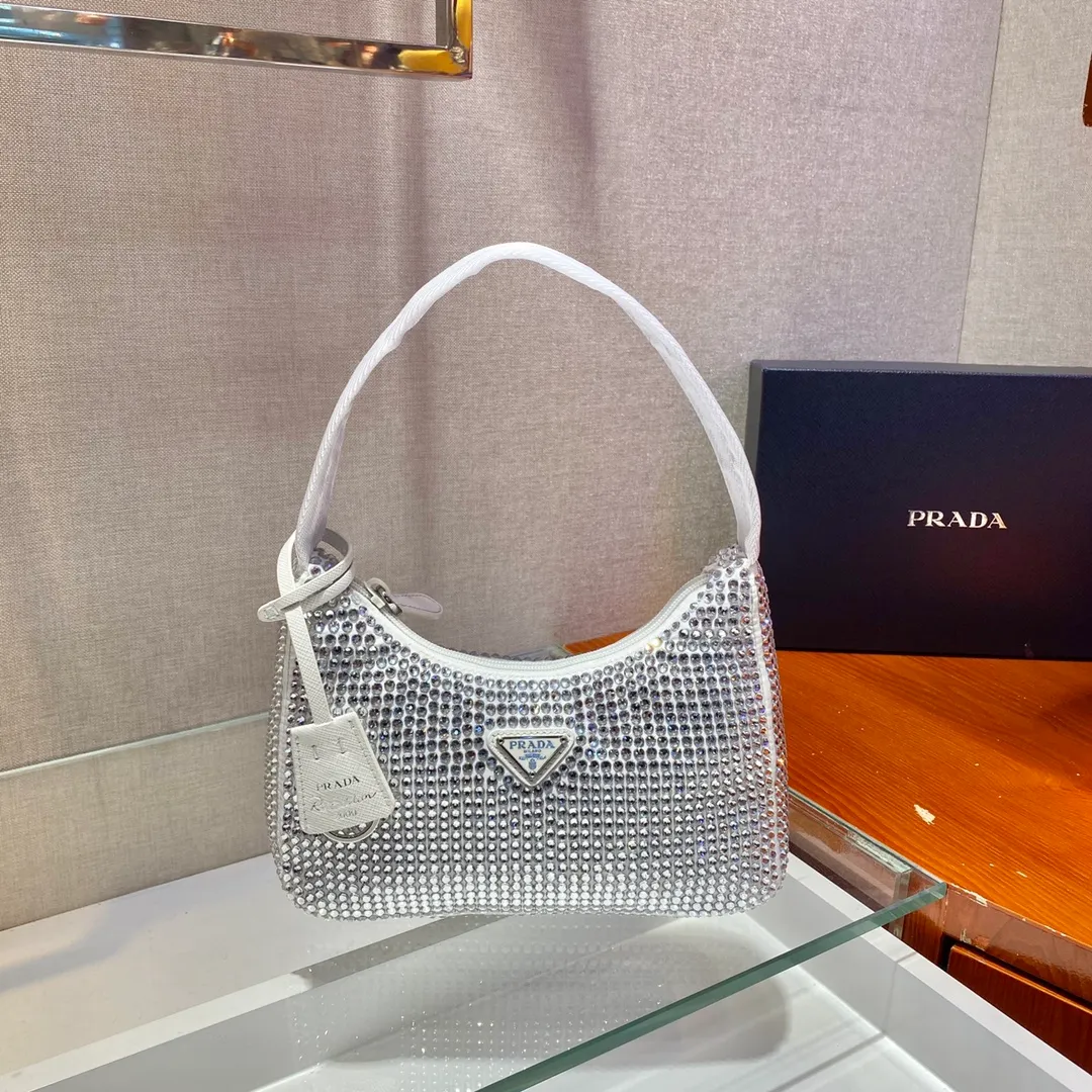💰1000🎉Flash diamond Hobo🎉1NE515 flash diamond, the most beautiful and sparkling rhinestone Hobo 😘😘Imported diamond net. The sparkling appearance. The blingbling effect under the night light is very eye-catching. The rate of return is very high. 🙈🙈Everyone will praise you wherever you take it😘This kind of sparkling diamond bag is also very easy to match with clothes. It is so cute and cool. , suitable for any occasion, the popular elements of Hobo have always been recognized by Internet celebrities/celebrities, and it is a permanently popular Hobo🙊🙊worth buying👍beauties😘Length 23x Height 13x Bottom 5cm