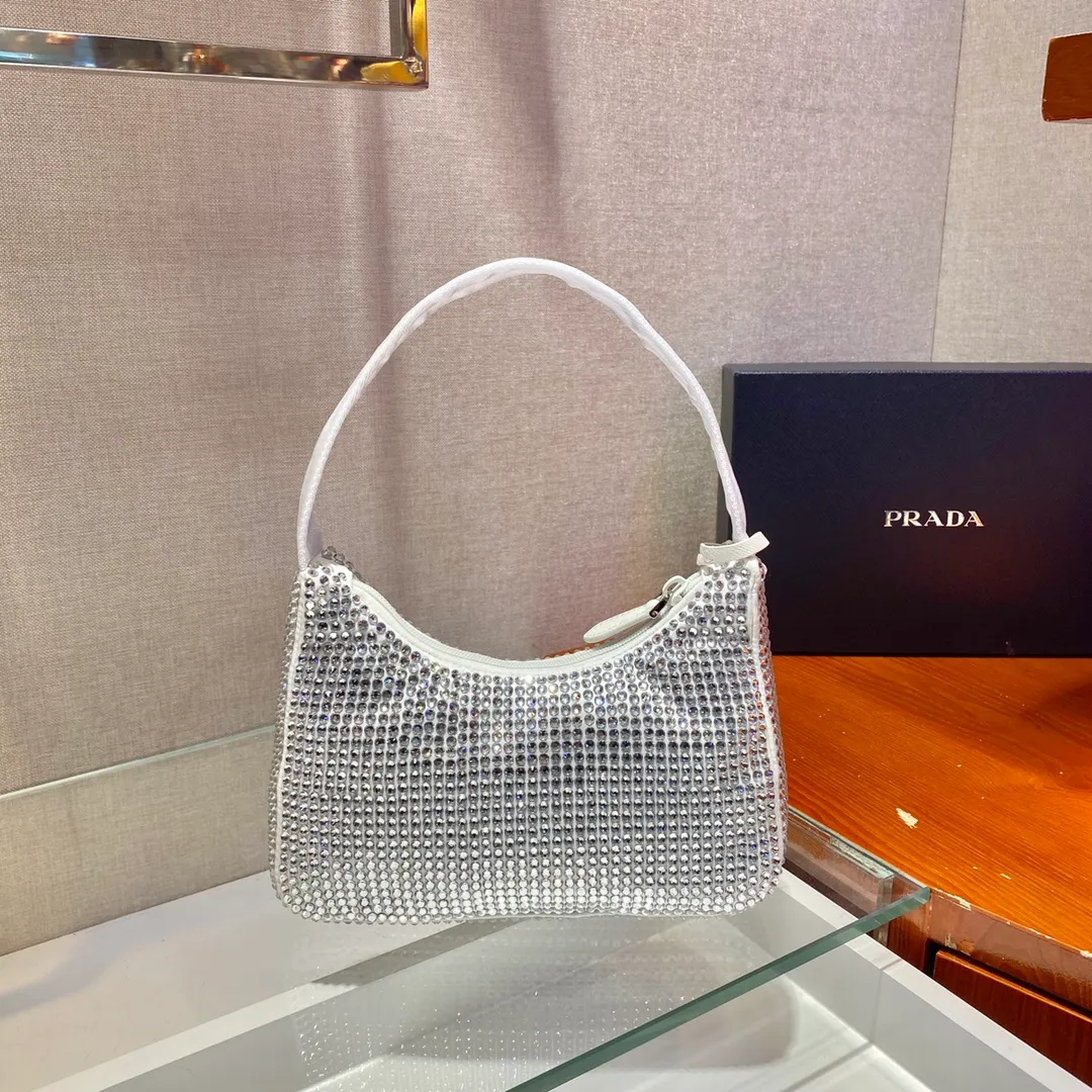 💰1000🎉Flash diamond Hobo🎉1NE515 flash diamond, the most beautiful and sparkling rhinestone Hobo 😘😘Imported diamond net. The sparkling appearance. The blingbling effect under the night light is very eye-catching. The rate of return is very high. 🙈🙈Everyone will praise you wherever you take it😘This kind of sparkling diamond bag is also very easy to match with clothes. It is so cute and cool. , suitable for any occasion, the popular elements of Hobo have always been recognized by Internet celebrities/celebrities, and it is a permanently popular Hobo🙊🙊worth buying👍beauties😘Length 23x Height 13x Bottom 5cm