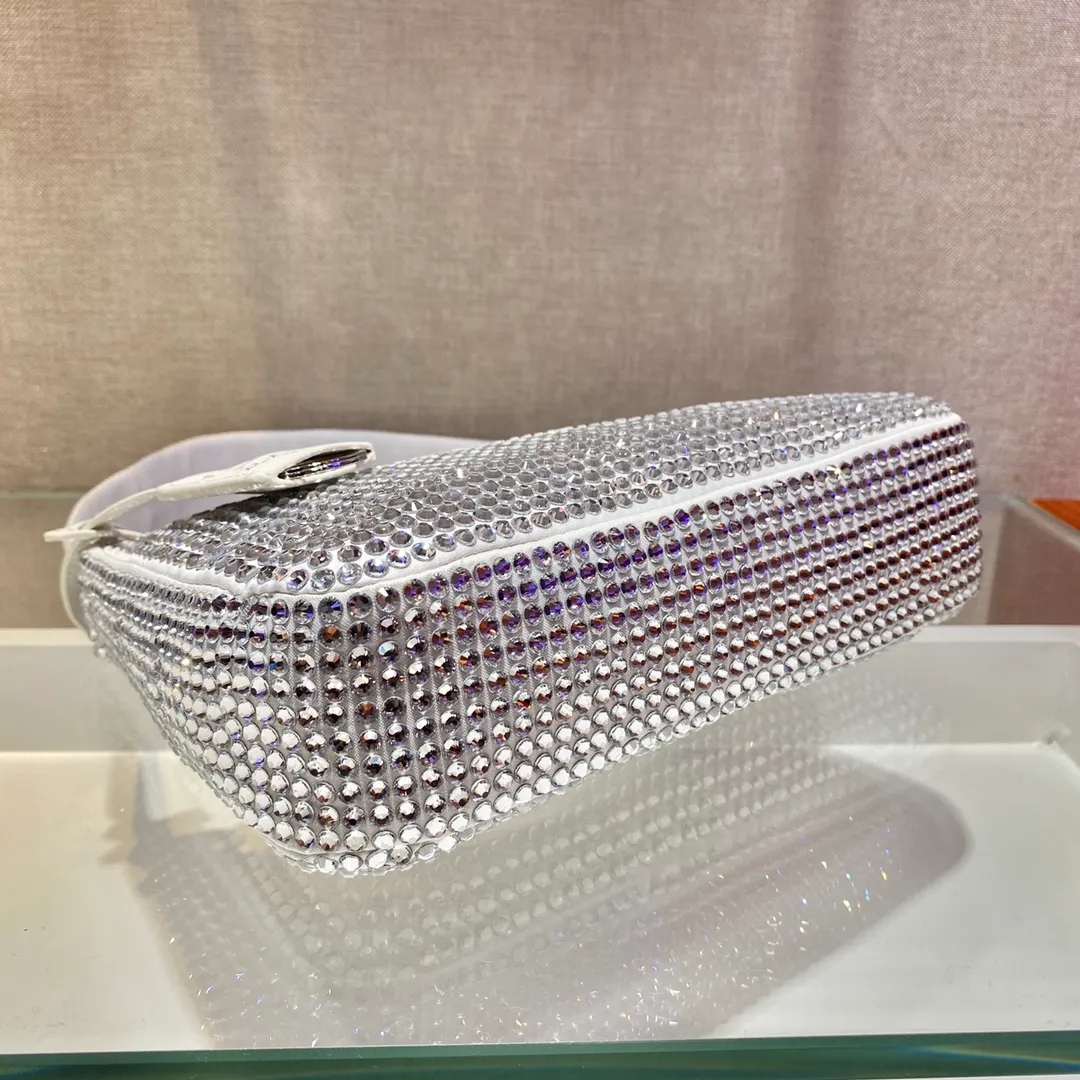 💰1000🎉Flash diamond Hobo🎉1NE515 flash diamond, the most beautiful and sparkling rhinestone Hobo 😘😘Imported diamond net. The sparkling appearance. The blingbling effect under the night light is very eye-catching. The rate of return is very high. 🙈🙈Everyone will praise you wherever you take it😘This kind of sparkling diamond bag is also very easy to match with clothes. It is so cute and cool. , suitable for any occasion, the popular elements of Hobo have always been recognized by Internet celebrities/celebrities, and it is a permanently popular Hobo🙊🙊worth buying👍beauties😘Length 23x Height 13x Bottom 5cm