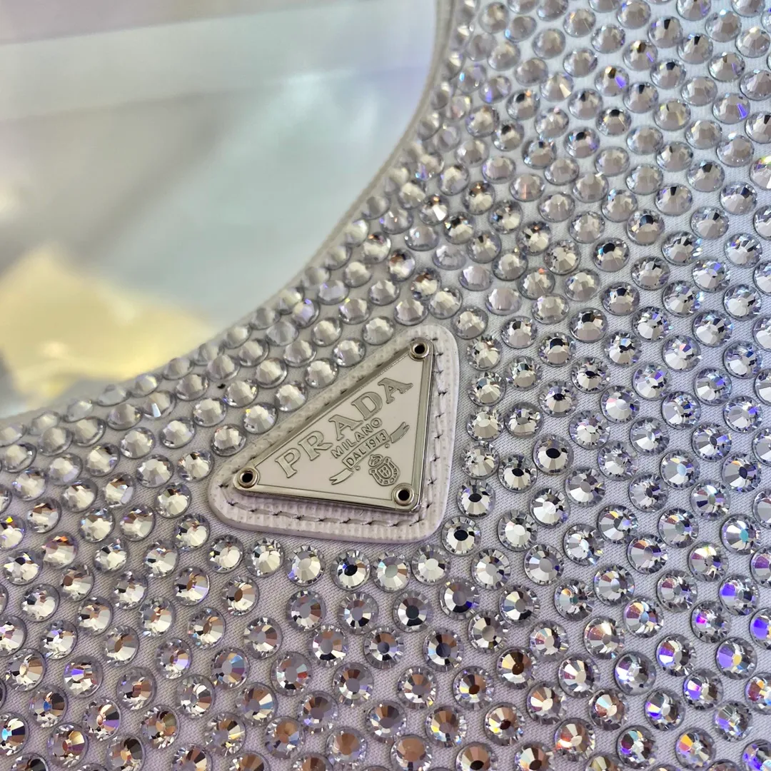 💰1000🎉Flash diamond Hobo🎉1NE515 flash diamond, the most beautiful and sparkling rhinestone Hobo 😘😘Imported diamond net. The sparkling appearance. The blingbling effect under the night light is very eye-catching. The rate of return is very high. 🙈🙈Everyone will praise you wherever you take it😘This kind of sparkling diamond bag is also very easy to match with clothes. It is so cute and cool. , suitable for any occasion, the popular elements of Hobo have always been recognized by Internet celebrities/celebrities, and it is a permanently popular Hobo🙊🙊worth buying👍beauties😘Length 23x Height 13x Bottom 5cm