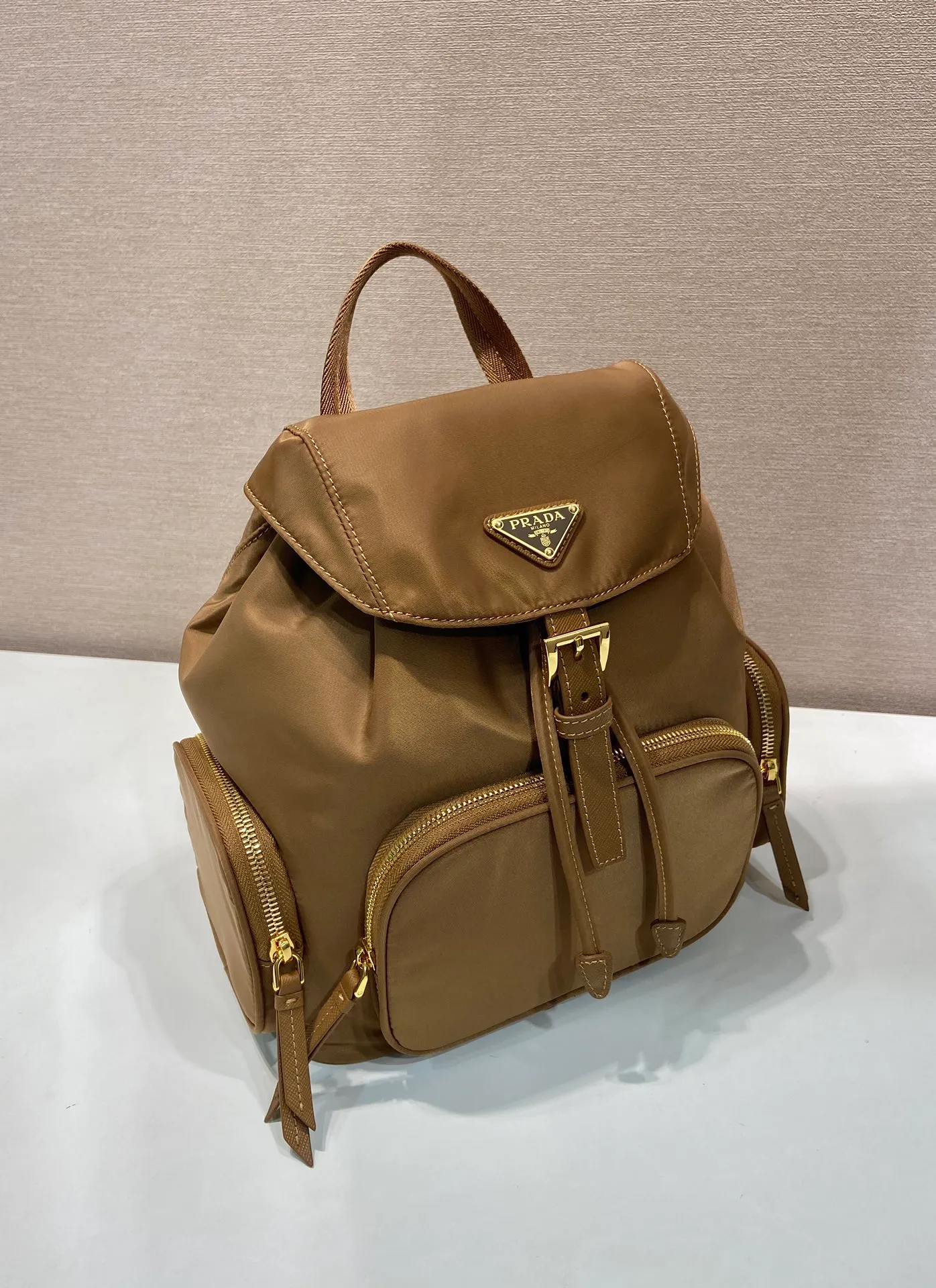 💰1300🎉New product🎉1BZ081 Backpack🎉🎉 This backpack is made of imported nylon fabric. The body of the bag is designed with three zipper pockets. The bag opening is opened and closed with a flip drawstring. It has top-grade hardware, large capacity, and many pockets. It is very practical. Length 24.5x Height 29x Bottom 12cm🎉🎉🎉💰💰💰