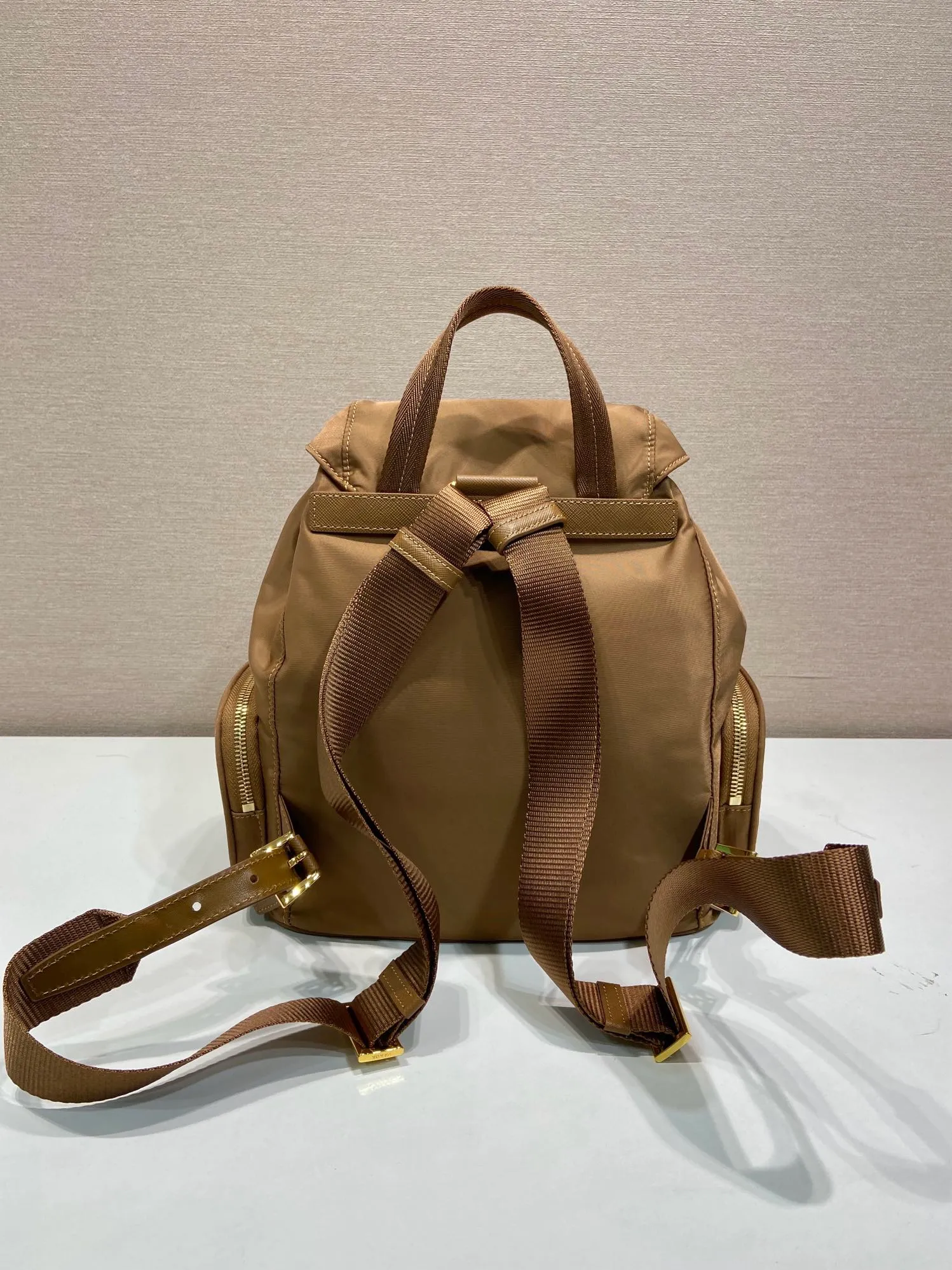 💰1300🎉New product🎉1BZ081 Backpack🎉🎉 This backpack is made of imported nylon fabric. The body of the bag is designed with three zipper pockets. The bag opening is opened and closed with a flip drawstring. It has top-grade hardware, large capacity, and many pockets. It is very practical. Length 24.5x Height 29x Bottom 12cm🎉🎉🎉💰💰💰