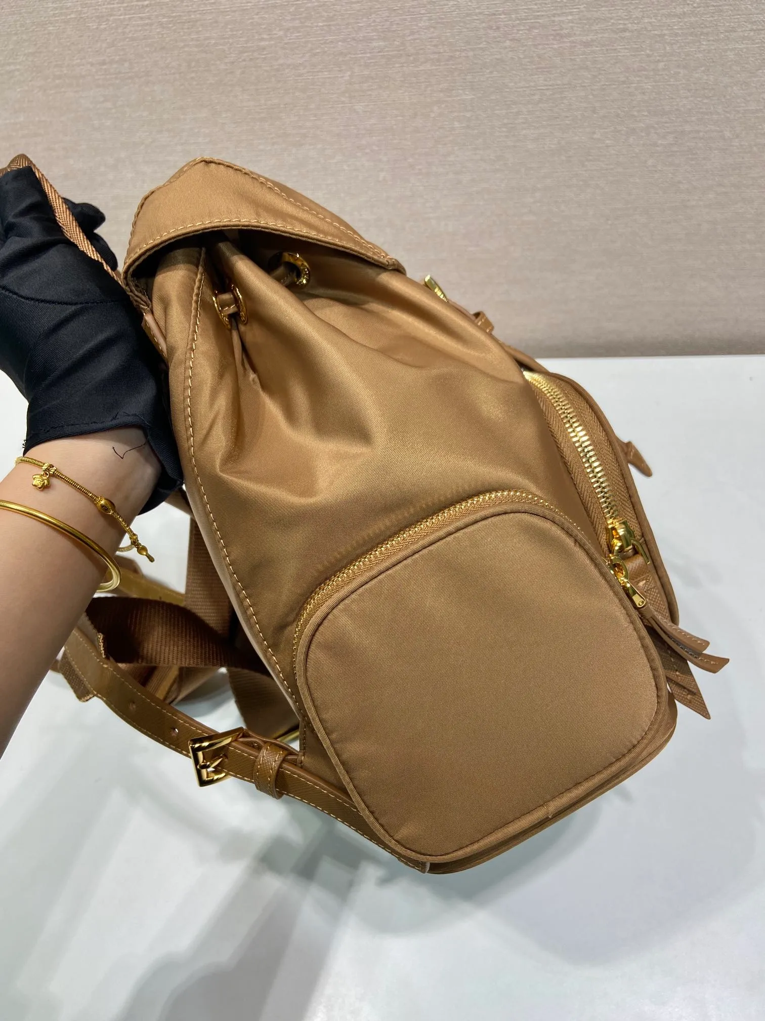 💰1300🎉New product🎉1BZ081 Backpack🎉🎉 This backpack is made of imported nylon fabric. The body of the bag is designed with three zipper pockets. The bag opening is opened and closed with a flip drawstring. It has top-grade hardware, large capacity, and many pockets. It is very practical. Length 24.5x Height 29x Bottom 12cm🎉🎉🎉💰💰💰