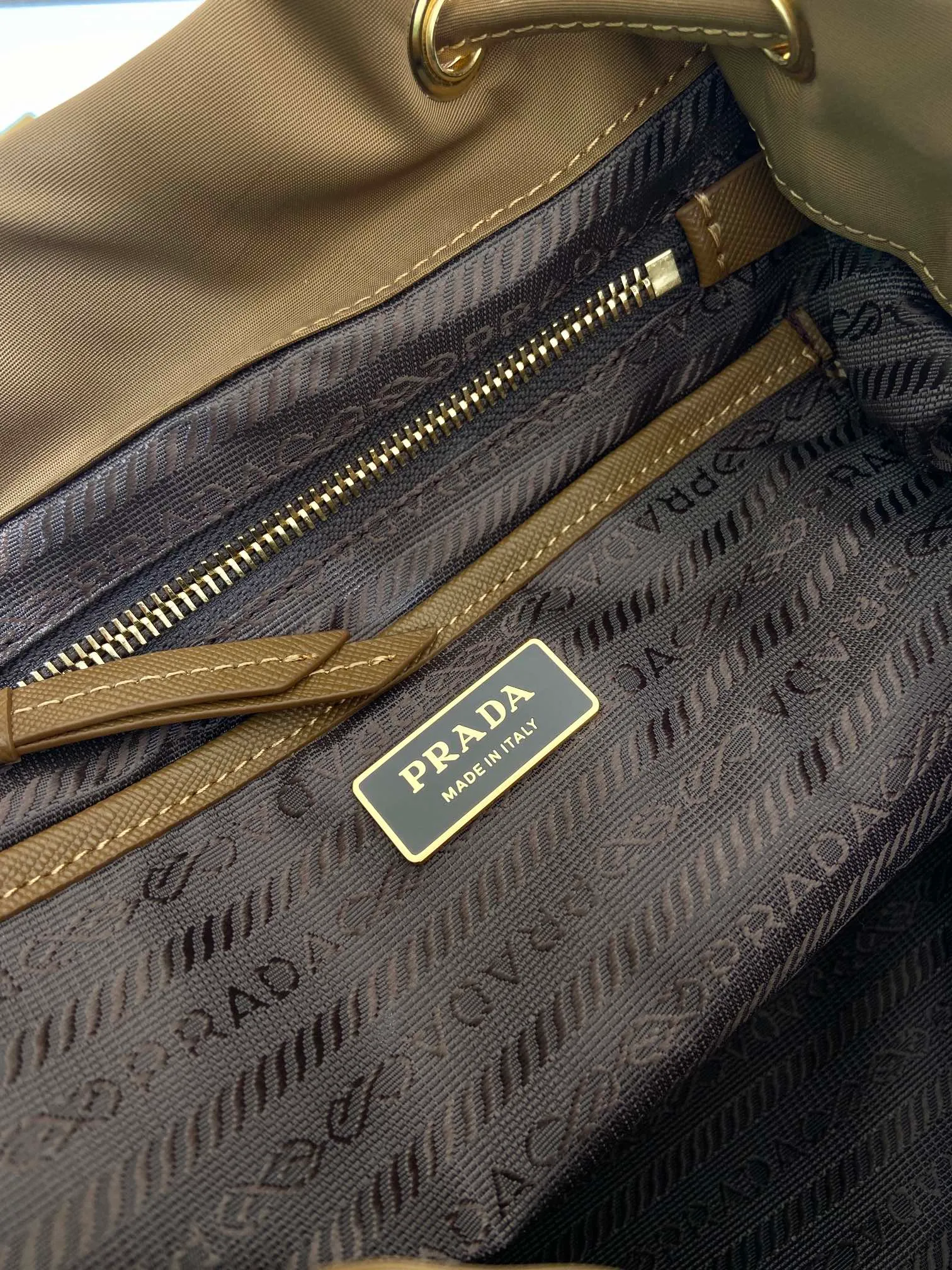💰1300🎉New product🎉1BZ081 Backpack🎉🎉 This backpack is made of imported nylon fabric. The body of the bag is designed with three zipper pockets. The bag opening is opened and closed with a flip drawstring. It has top-grade hardware, large capacity, and many pockets. It is very practical. Length 24.5x Height 29x Bottom 12cm🎉🎉🎉💰💰💰