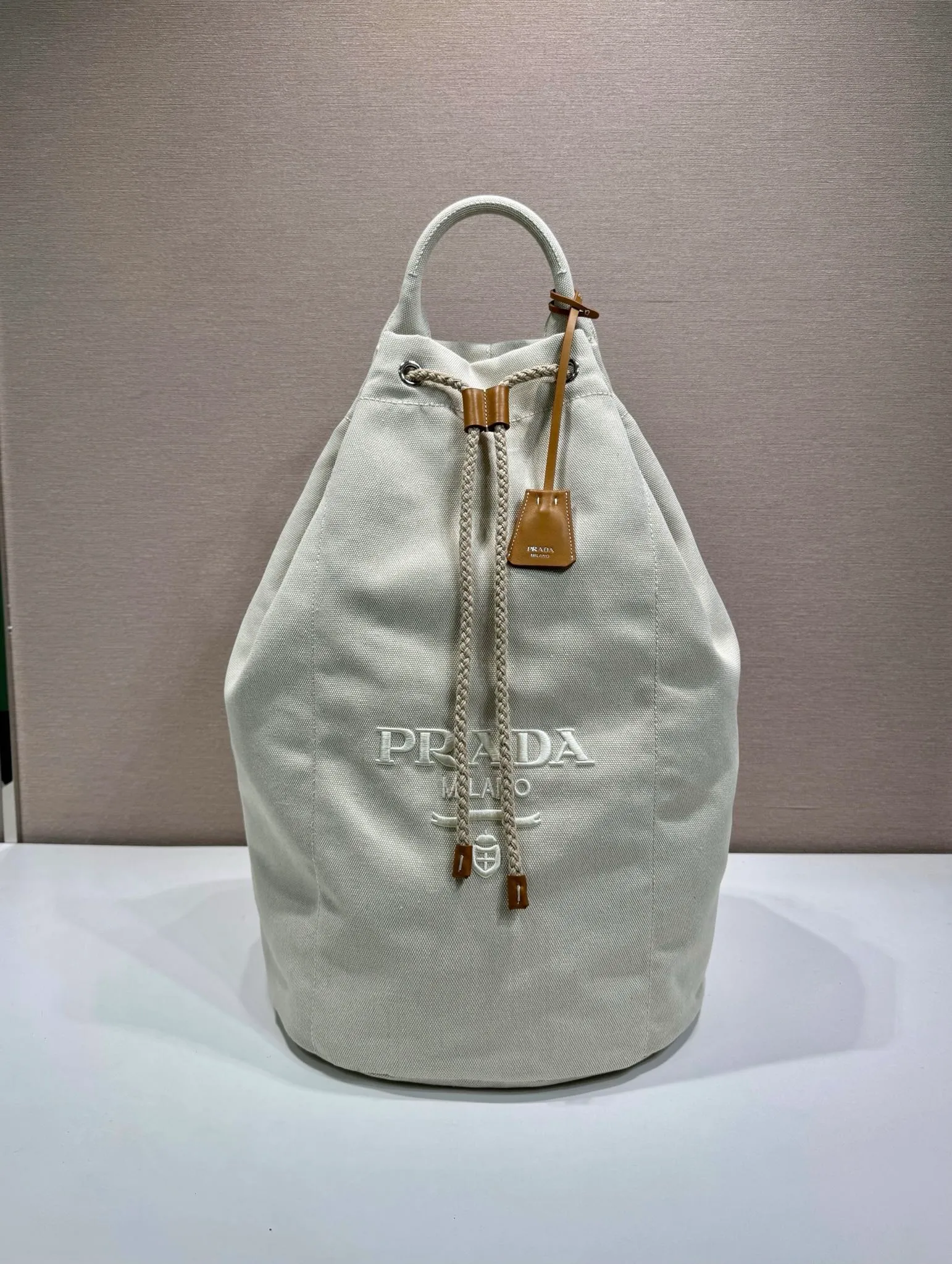 💰1360🎉New travel bag🎉2VY011🎉🎉 This linen blend drawstring travel bag interprets a light and sporty style, with adjustable and removable shoulder straps and leather trim. Tonal letter logo embroidery adds a unique, classic touch. The drawstring bag design makes the upper body very fashionable. This is the latest and most fashionable travel bag since ancient times. It has a lot of space. Get it now🎉🎉Length 34xH 55x㡳34cm🎉🎉🎉💰💰💰