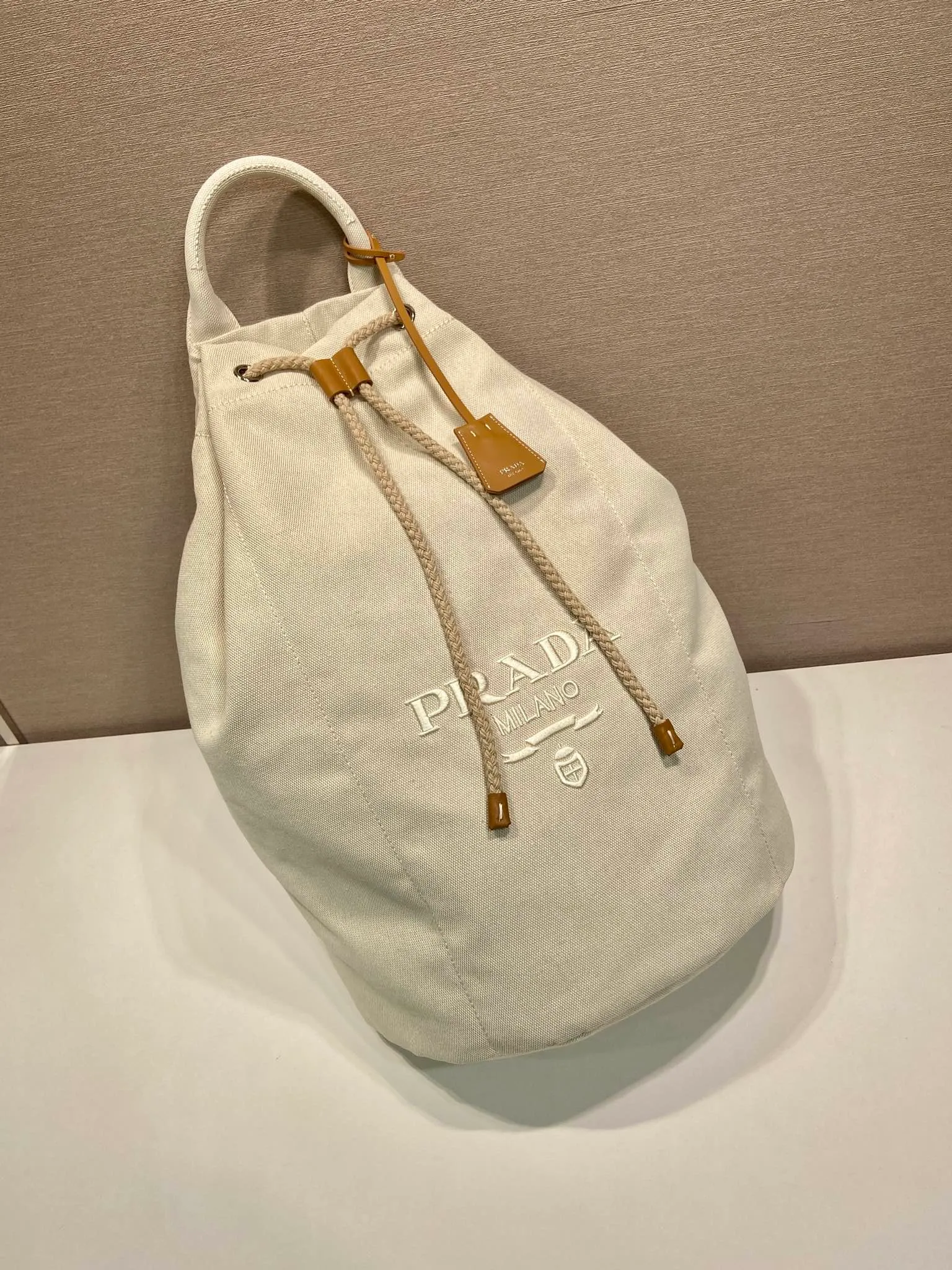 💰1360🎉New travel bag🎉2VY011🎉🎉 This linen blend drawstring travel bag interprets a light and sporty style, with adjustable and removable shoulder straps and leather trim. Tonal letter logo embroidery adds a unique, classic touch. The drawstring bag design makes the upper body very fashionable. This is the latest and most fashionable travel bag since ancient times. It has a lot of space. Get it now🎉🎉Length 34xH 55x㡳34cm🎉🎉🎉💰💰💰