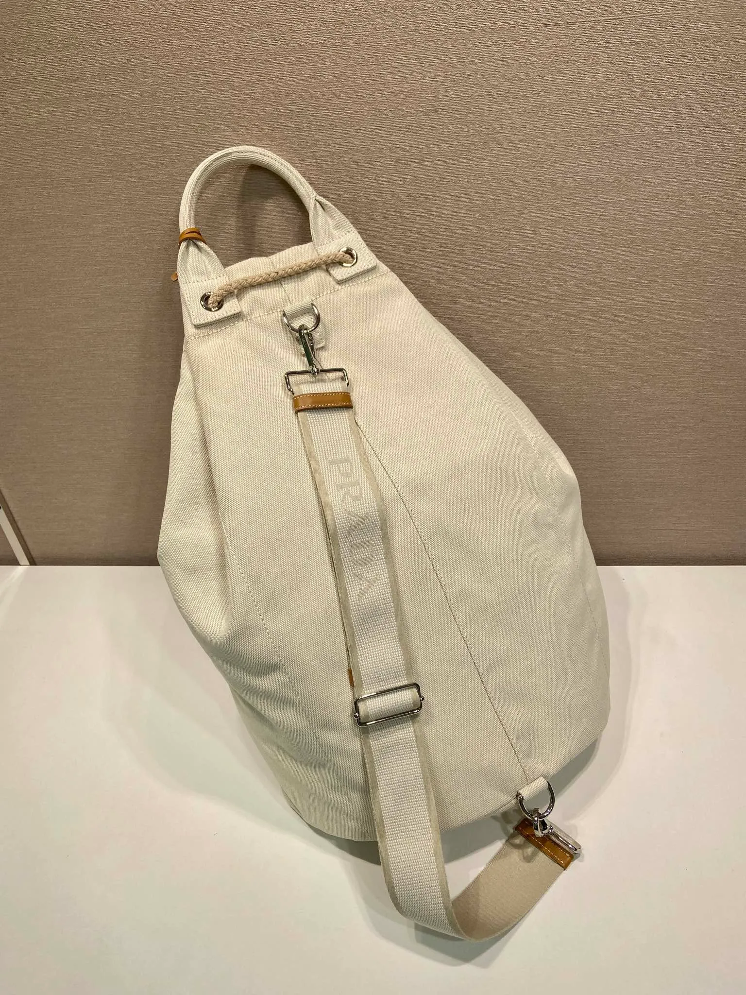 💰1360🎉New travel bag🎉2VY011🎉🎉 This linen blend drawstring travel bag interprets a light and sporty style, with adjustable and removable shoulder straps and leather trim. Tonal letter logo embroidery adds a unique, classic touch. The drawstring bag design makes the upper body very fashionable. This is the latest and most fashionable travel bag since ancient times. It has a lot of space. Get it now🎉🎉Length 34xH 55x㡳34cm🎉🎉🎉💰💰💰