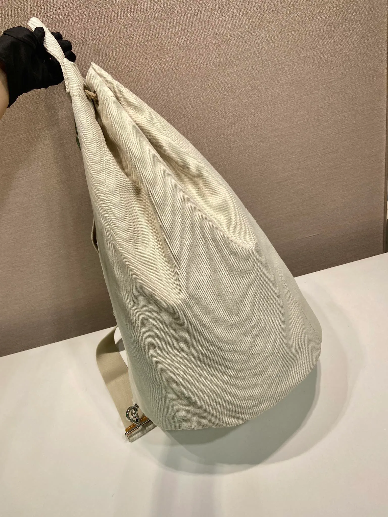💰1360🎉New travel bag🎉2VY011🎉🎉 This linen blend drawstring travel bag interprets a light and sporty style, with adjustable and removable shoulder straps and leather trim. Tonal letter logo embroidery adds a unique, classic touch. The drawstring bag design makes the upper body very fashionable. This is the latest and most fashionable travel bag since ancient times. It has a lot of space. Get it now🎉🎉Length 34xH 55x㡳34cm🎉🎉🎉💰💰💰