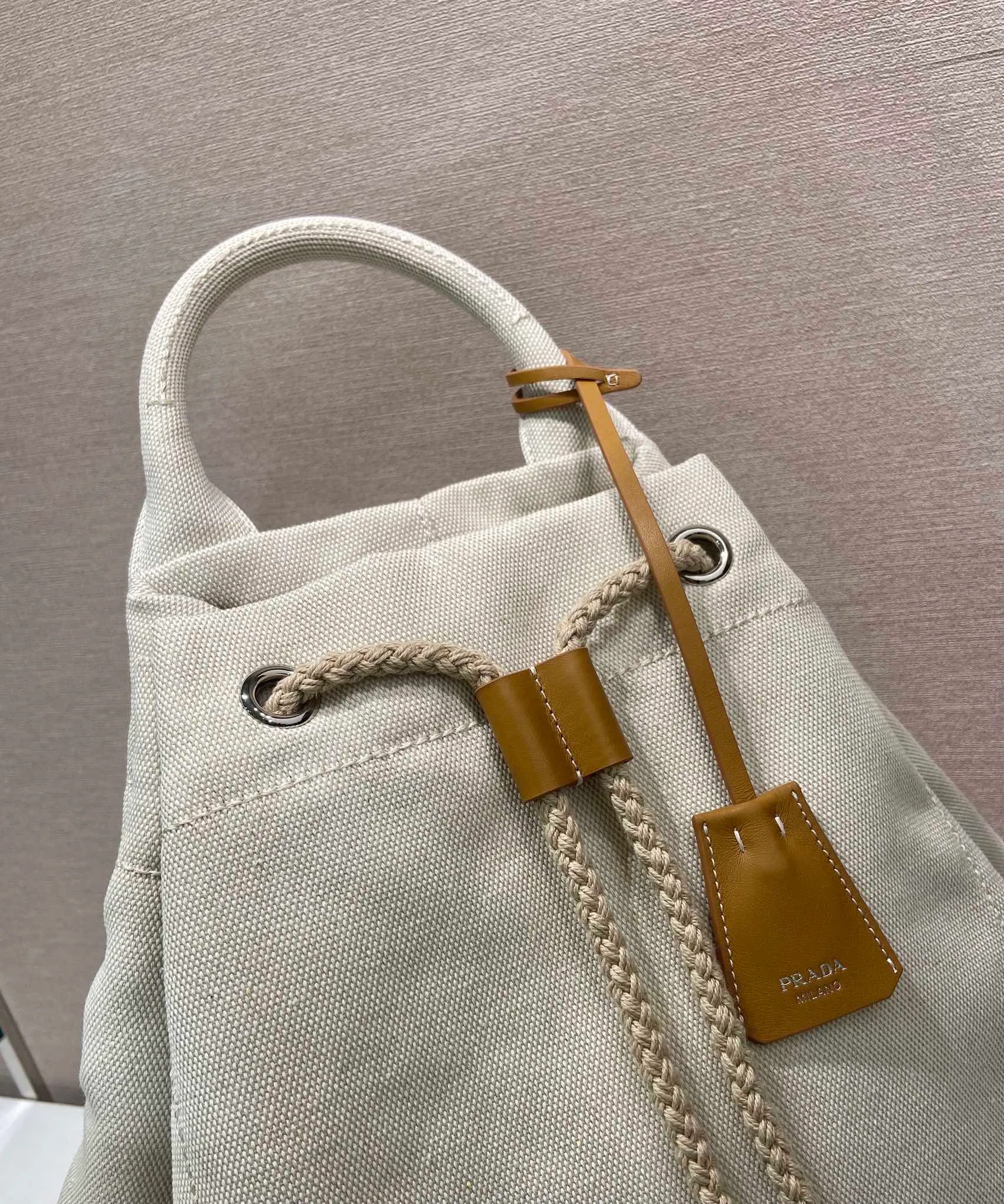 💰1360🎉New travel bag🎉2VY011🎉🎉 This linen blend drawstring travel bag interprets a light and sporty style, with adjustable and removable shoulder straps and leather trim. Tonal letter logo embroidery adds a unique, classic touch. The drawstring bag design makes the upper body very fashionable. This is the latest and most fashionable travel bag since ancient times. It has a lot of space. Get it now🎉🎉Length 34xH 55x㡳34cm🎉🎉🎉💰💰💰