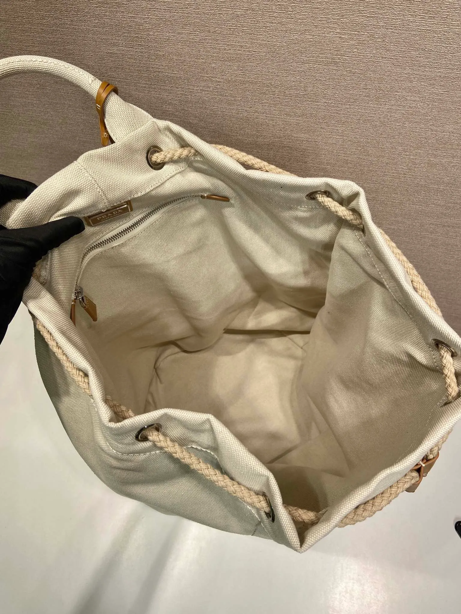 💰1360🎉New travel bag🎉2VY011🎉🎉 This linen blend drawstring travel bag interprets a light and sporty style, with adjustable and removable shoulder straps and leather trim. Tonal letter logo embroidery adds a unique, classic touch. The drawstring bag design makes the upper body very fashionable. This is the latest and most fashionable travel bag since ancient times. It has a lot of space. Get it now🎉🎉Length 34xH 55x㡳34cm🎉🎉🎉💰💰💰