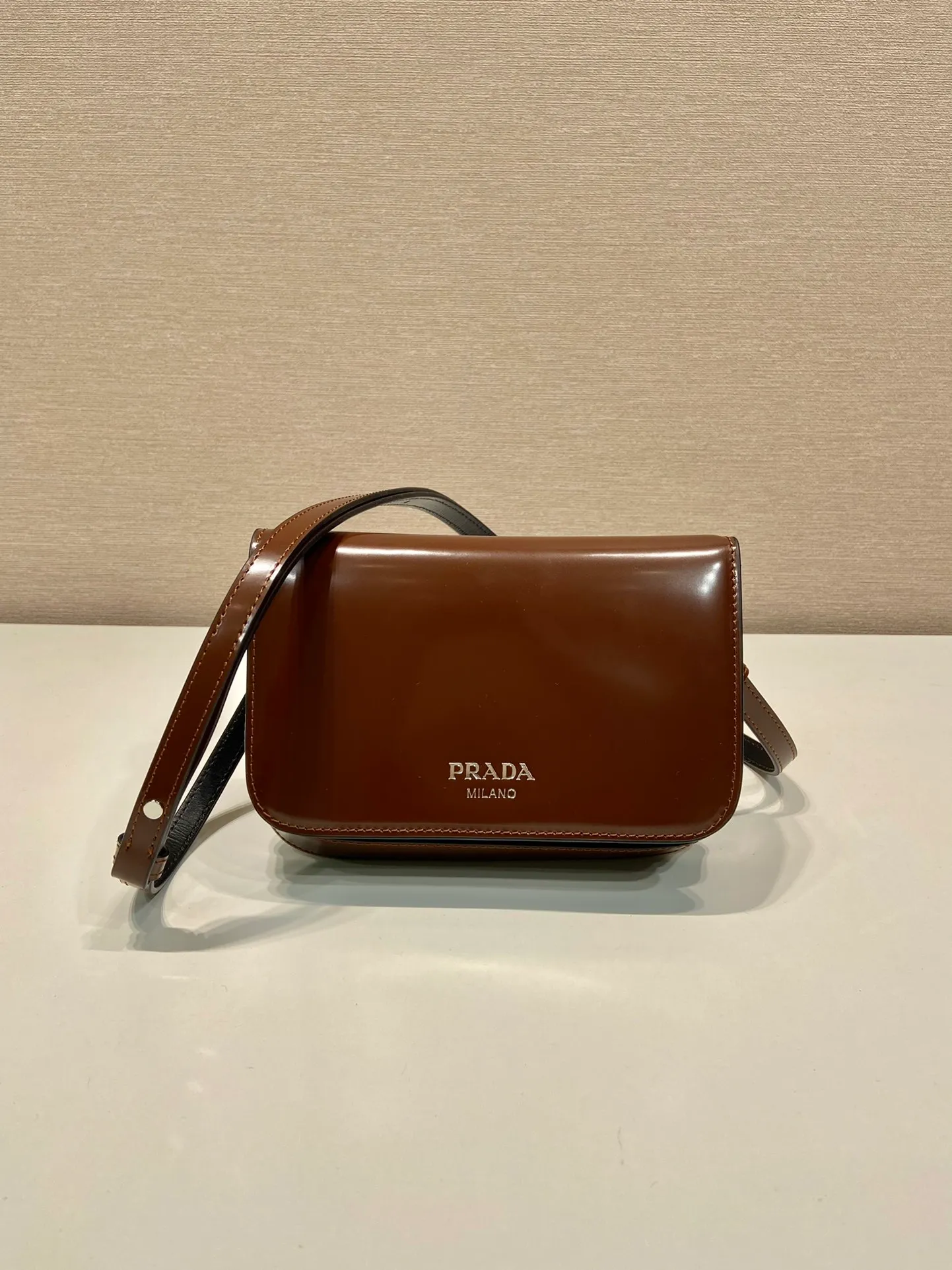 💰1100🎉New style🎉2VD061🎉2023 autumn and winter series fashion show🎉 This one is made of glossy leather. Can be worn around the neck. Signature sloping side construction creates a simple silhouette that sits flat against the body. Detachable and adjustable leather shoulder strap. Flap featuring heat-stamped logo. The upper body effect must be cool, it is suitable for both men and women, length 18x height 12.5x bottom 2.5cm