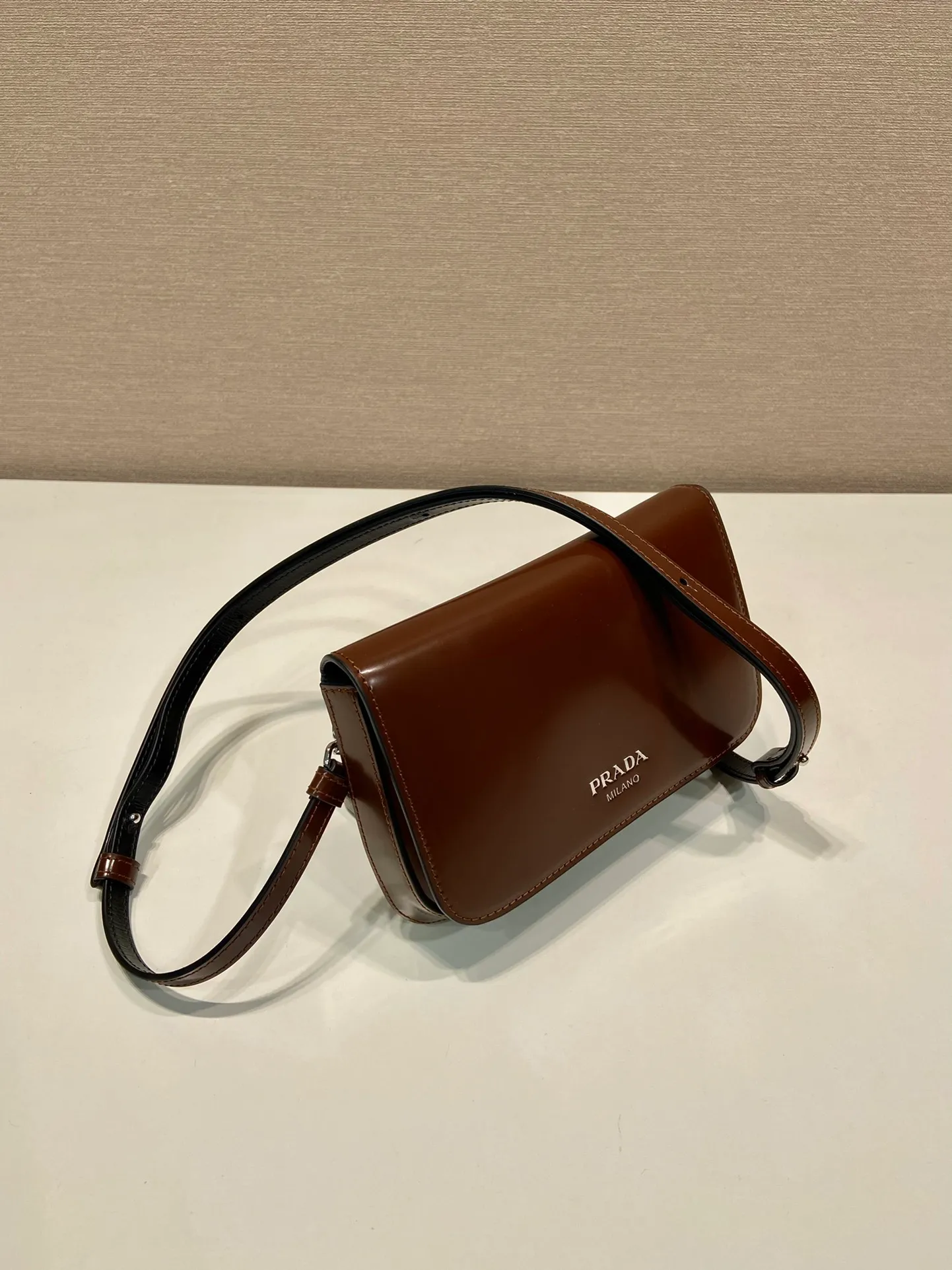 💰1100🎉New style🎉2VD061🎉2023 autumn and winter series fashion show🎉 This one is made of glossy leather. Can be worn around the neck. Signature sloping side construction creates a simple silhouette that sits flat against the body. Detachable and adjustable leather shoulder strap. Flap featuring heat-stamped logo. The upper body effect must be cool, it is suitable for both men and women, length 18x height 12.5x bottom 2.5cm