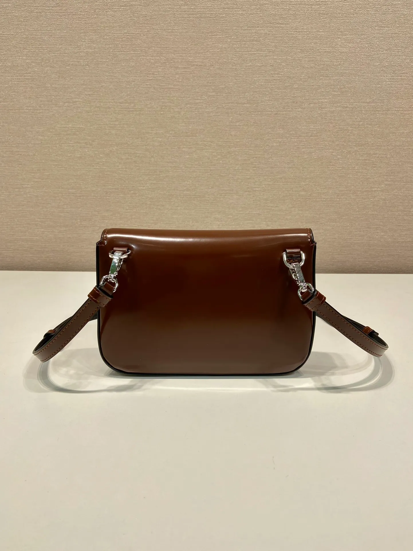 💰1100🎉New style🎉2VD061🎉2023 autumn and winter series fashion show🎉 This one is made of glossy leather. Can be worn around the neck. Signature sloping side construction creates a simple silhouette that sits flat against the body. Detachable and adjustable leather shoulder strap. Flap featuring heat-stamped logo. The upper body effect must be cool, it is suitable for both men and women, length 18x height 12.5x bottom 2.5cm