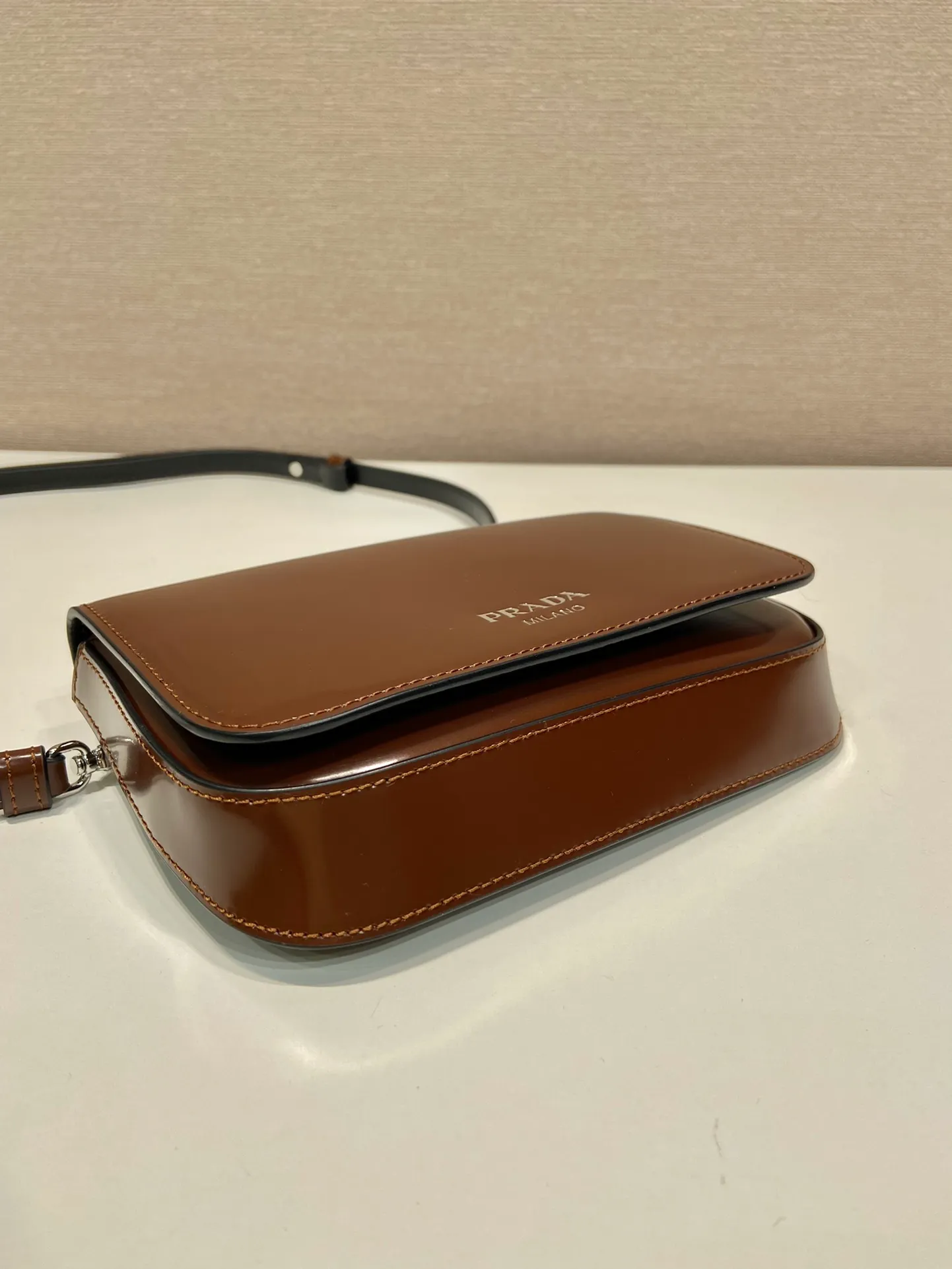 💰1100🎉New style🎉2VD061🎉2023 autumn and winter series fashion show🎉 This one is made of glossy leather. Can be worn around the neck. Signature sloping side construction creates a simple silhouette that sits flat against the body. Detachable and adjustable leather shoulder strap. Flap featuring heat-stamped logo. The upper body effect must be cool, it is suitable for both men and women, length 18x height 12.5x bottom 2.5cm