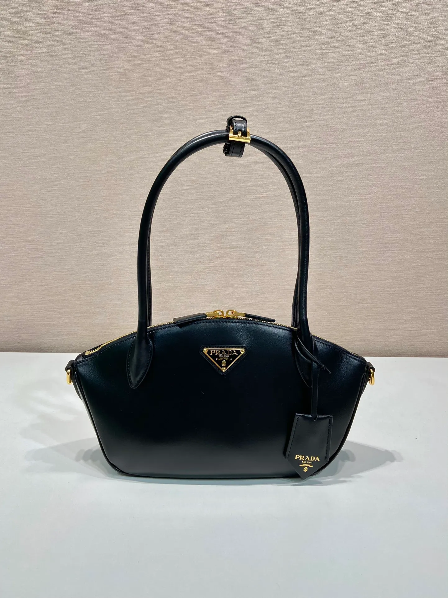 💰1500🎉New style🎉1BA427 handbag🎉🎉 This elegant geometric line handbag is made of imported calfskin, sinuous and gives off a modern atmosphere. The structured bag body is made of leather and is made with exquisite craftsmanship. It is equipped with exquisite details, a detachable leather keychain, simple and elegant. Baby, hurry up and get it🎉🎉 Length 26x Height 17x Bottom 9cm🎉🎉🎉👏👏👏