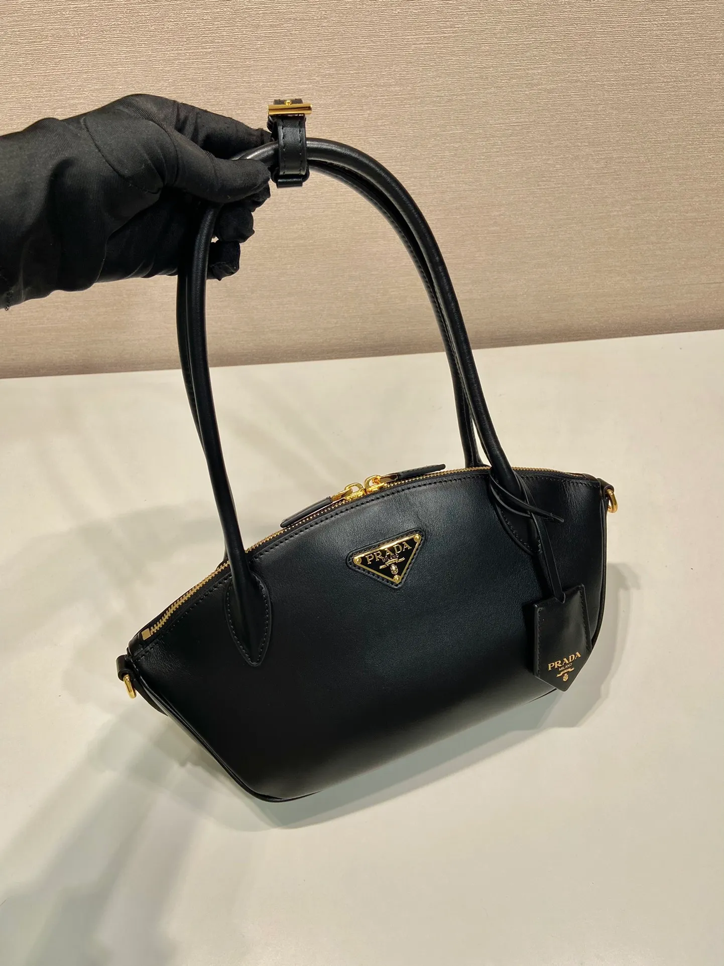 💰1500🎉New style🎉1BA427 handbag🎉🎉 This elegant geometric line handbag is made of imported calfskin, sinuous and gives off a modern atmosphere. The structured bag body is made of leather and is made with exquisite craftsmanship. It is equipped with exquisite details, a detachable leather keychain, simple and elegant. Baby, hurry up and get it🎉🎉 Length 26x Height 17x Bottom 9cm🎉🎉🎉👏👏👏