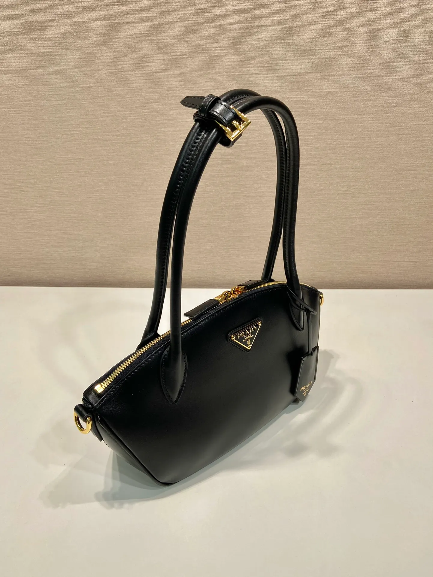 💰1500🎉New style🎉1BA427 handbag🎉🎉 This elegant geometric line handbag is made of imported calfskin, sinuous and gives off a modern atmosphere. The structured bag body is made of leather and is made with exquisite craftsmanship. It is equipped with exquisite details, a detachable leather keychain, simple and elegant. Baby, hurry up and get it🎉🎉 Length 26x Height 17x Bottom 9cm🎉🎉🎉👏👏👏