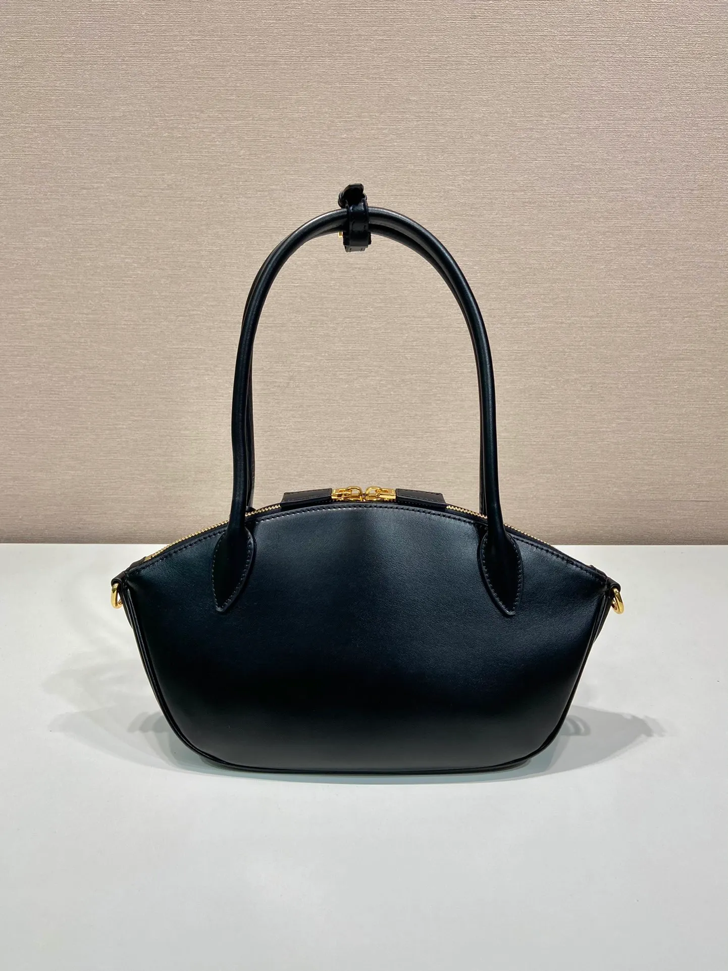 💰1500🎉New style🎉1BA427 handbag🎉🎉 This elegant geometric line handbag is made of imported calfskin, sinuous and gives off a modern atmosphere. The structured bag body is made of leather and is made with exquisite craftsmanship. It is equipped with exquisite details, a detachable leather keychain, simple and elegant. Baby, hurry up and get it🎉🎉 Length 26x Height 17x Bottom 9cm🎉🎉🎉👏👏👏