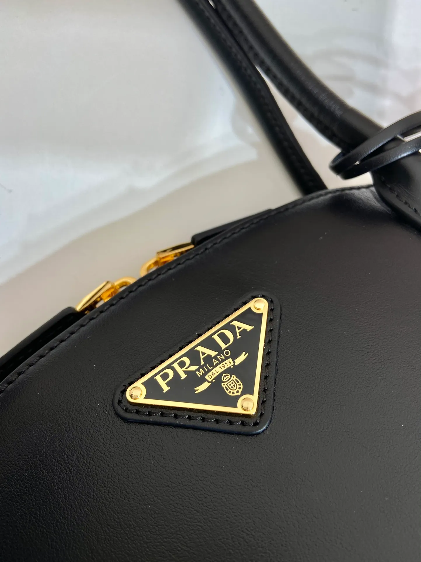 💰1500🎉New style🎉1BA427 handbag🎉🎉 This elegant geometric line handbag is made of imported calfskin, sinuous and gives off a modern atmosphere. The structured bag body is made of leather and is made with exquisite craftsmanship. It is equipped with exquisite details, a detachable leather keychain, simple and elegant. Baby, hurry up and get it🎉🎉 Length 26x Height 17x Bottom 9cm🎉🎉🎉👏👏👏