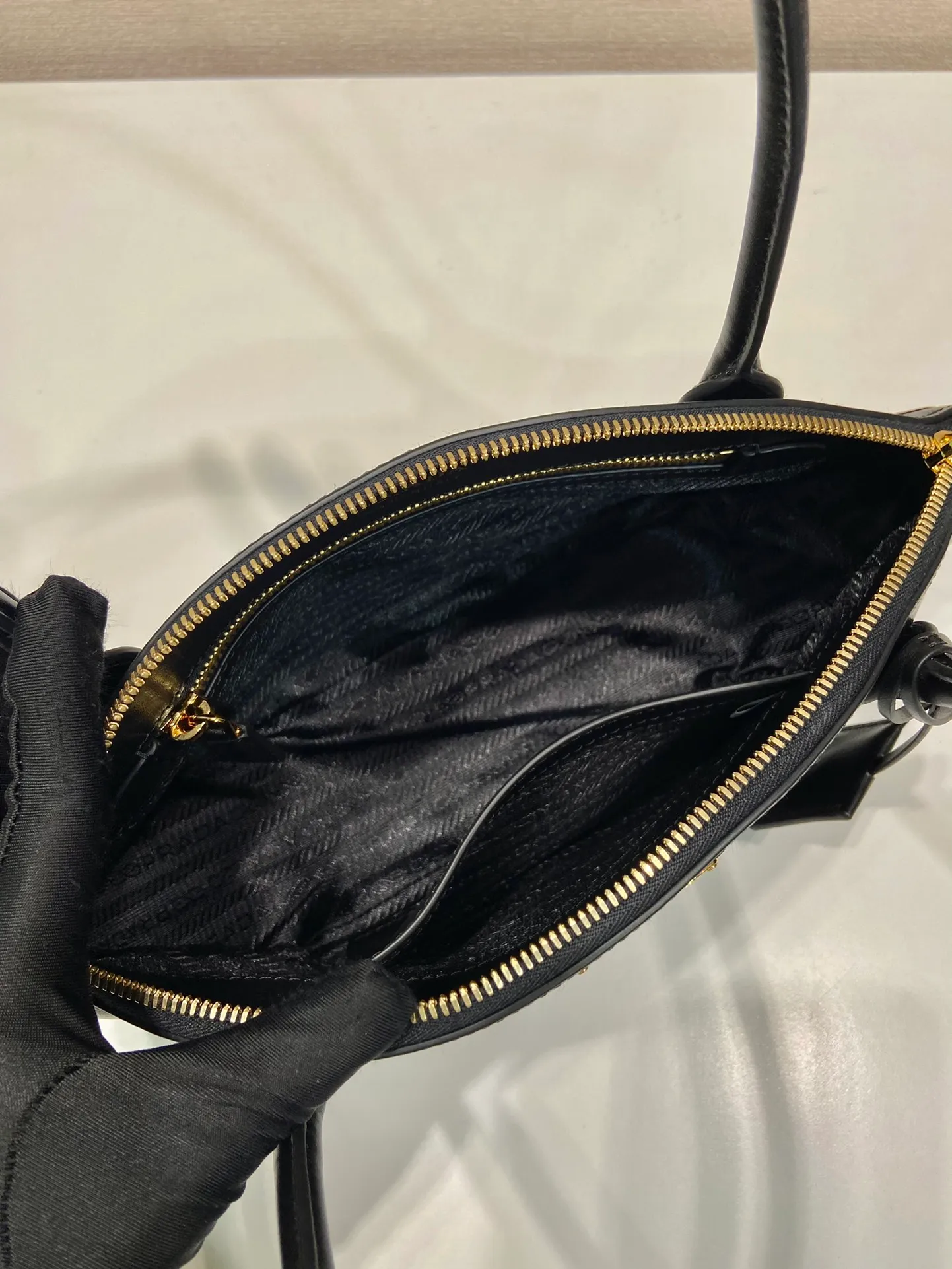 💰1500🎉New style🎉1BA427 handbag🎉🎉 This elegant geometric line handbag is made of imported calfskin, sinuous and gives off a modern atmosphere. The structured bag body is made of leather and is made with exquisite craftsmanship. It is equipped with exquisite details, a detachable leather keychain, simple and elegant. Baby, hurry up and get it🎉🎉 Length 26x Height 17x Bottom 9cm🎉🎉🎉👏👏👏