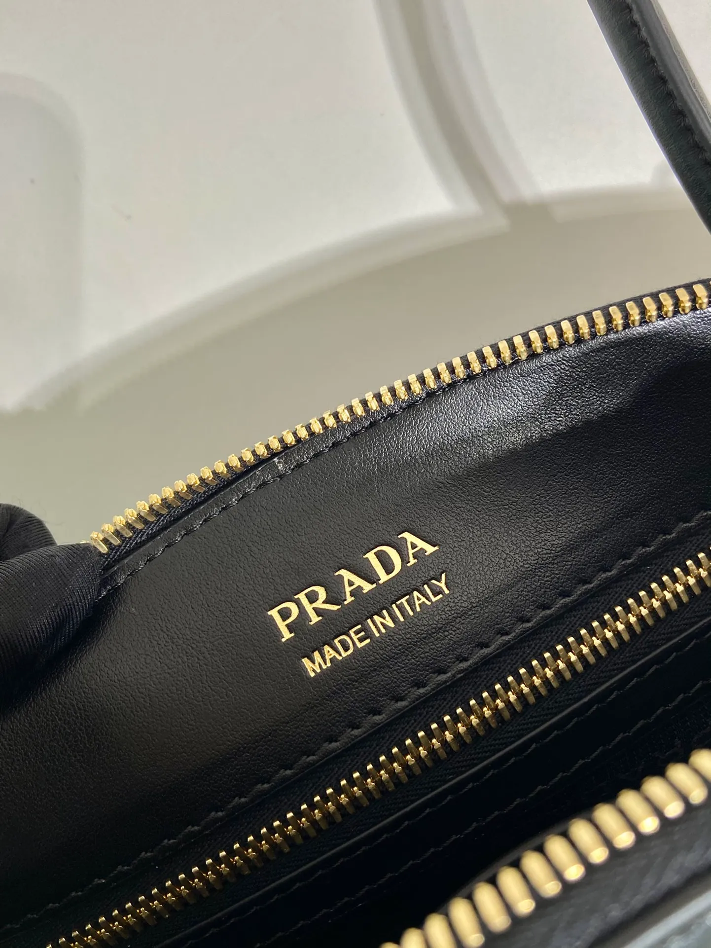 💰1500🎉New style🎉1BA427 handbag🎉🎉 This elegant geometric line handbag is made of imported calfskin, sinuous and gives off a modern atmosphere. The structured bag body is made of leather and is made with exquisite craftsmanship. It is equipped with exquisite details, a detachable leather keychain, simple and elegant. Baby, hurry up and get it🎉🎉 Length 26x Height 17x Bottom 9cm🎉🎉🎉👏👏👏